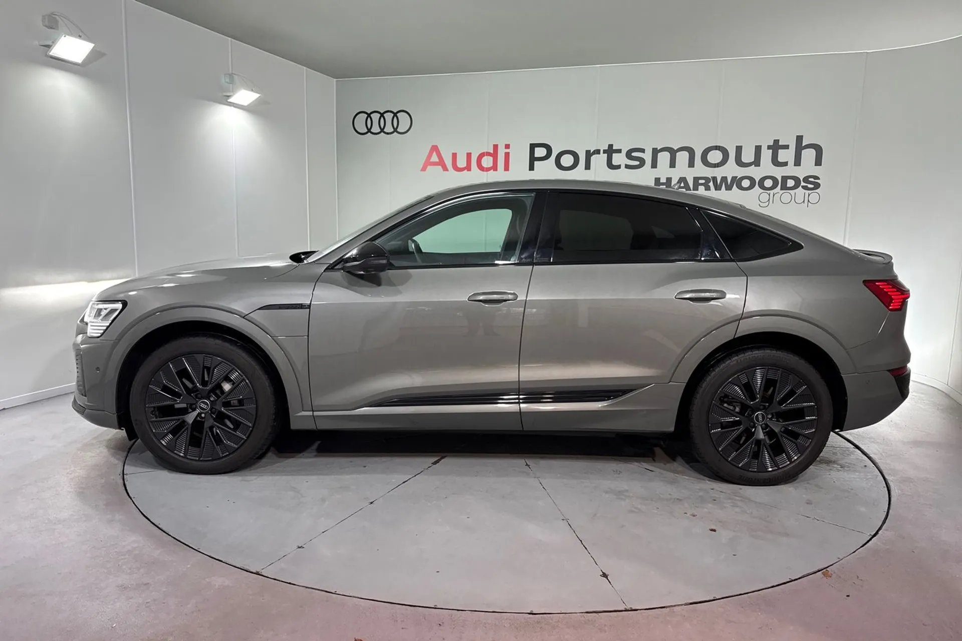 Audi Q8 thumbnail image number 13