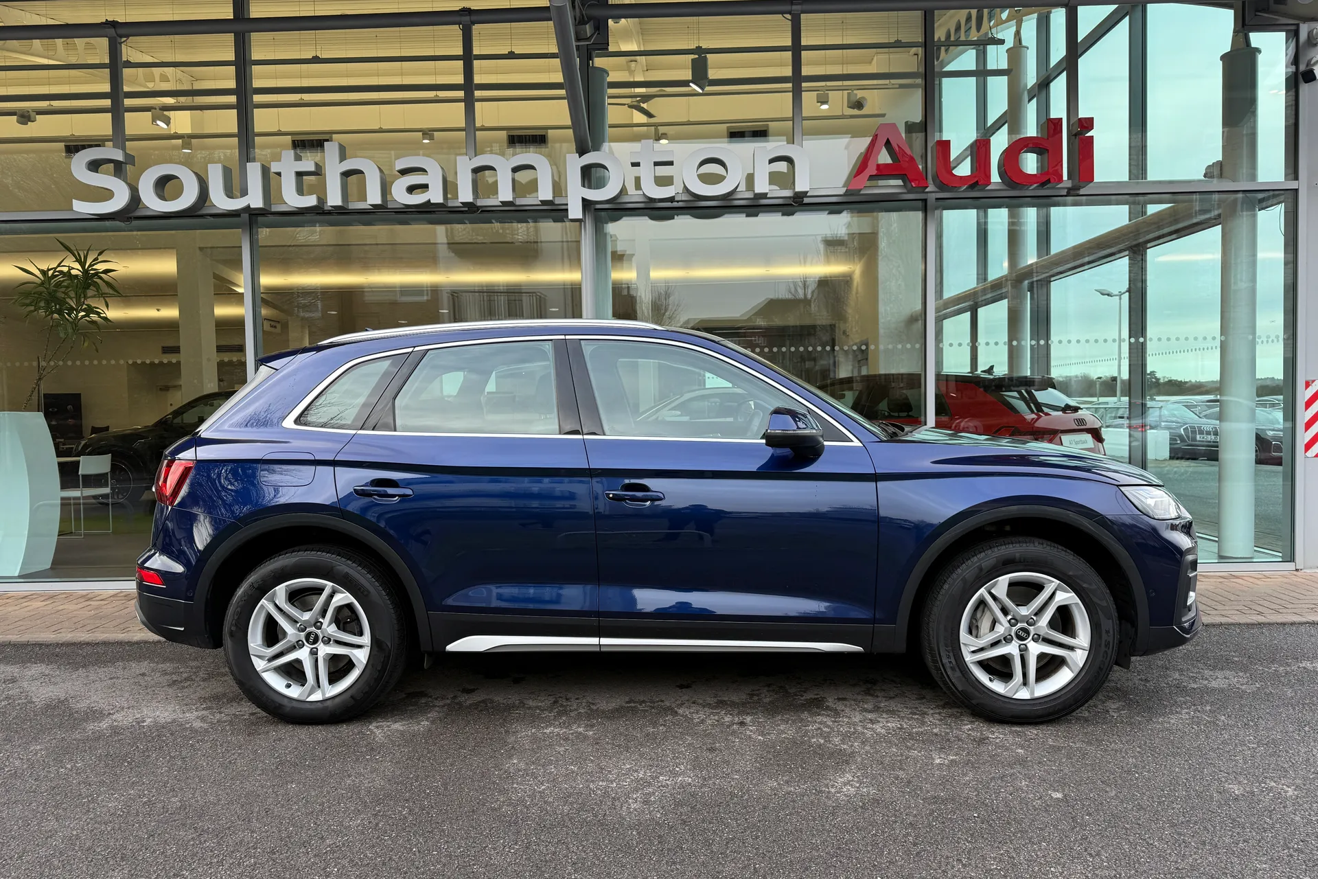 Audi Q5 thumbnail image number 2