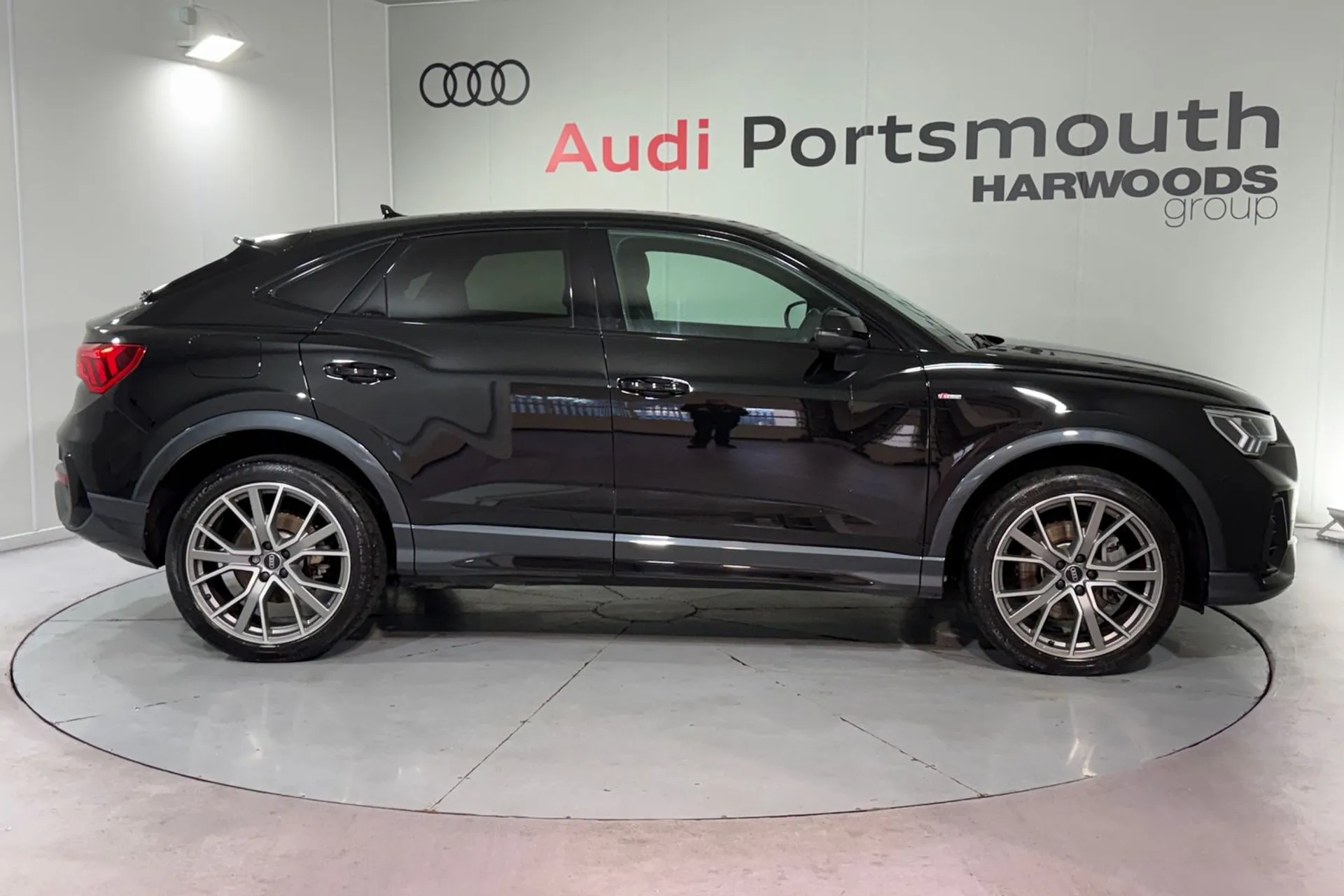 Audi Q3 thumbnail image number 2