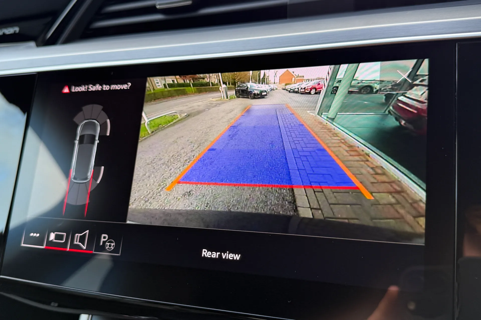 Audi e-tron thumbnail image number 5