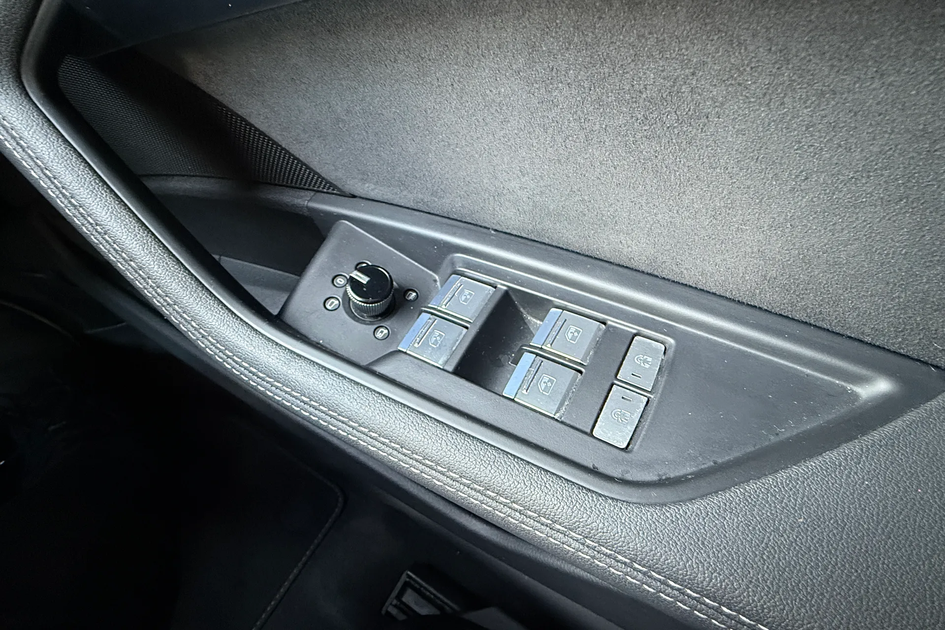 Audi e-tron thumbnail image number 30