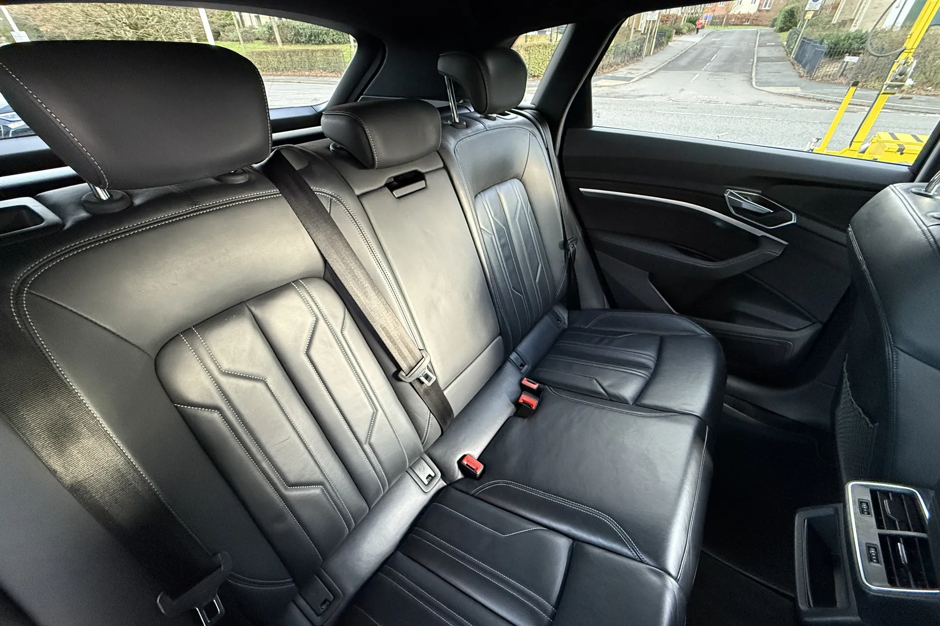 Audi e-tron thumbnail image number 43