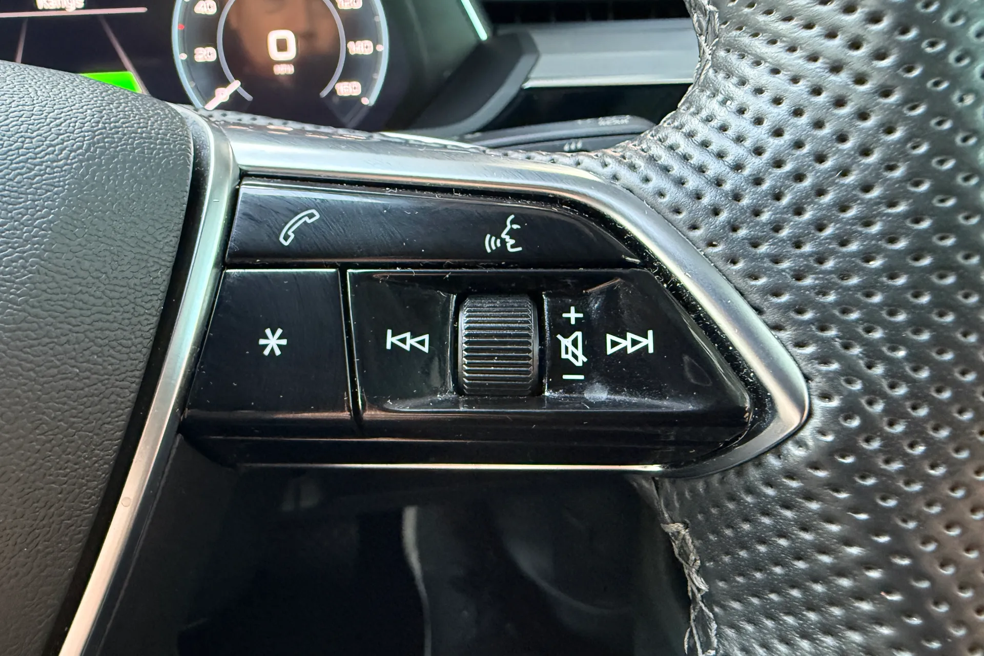 Audi e-tron thumbnail image number 11