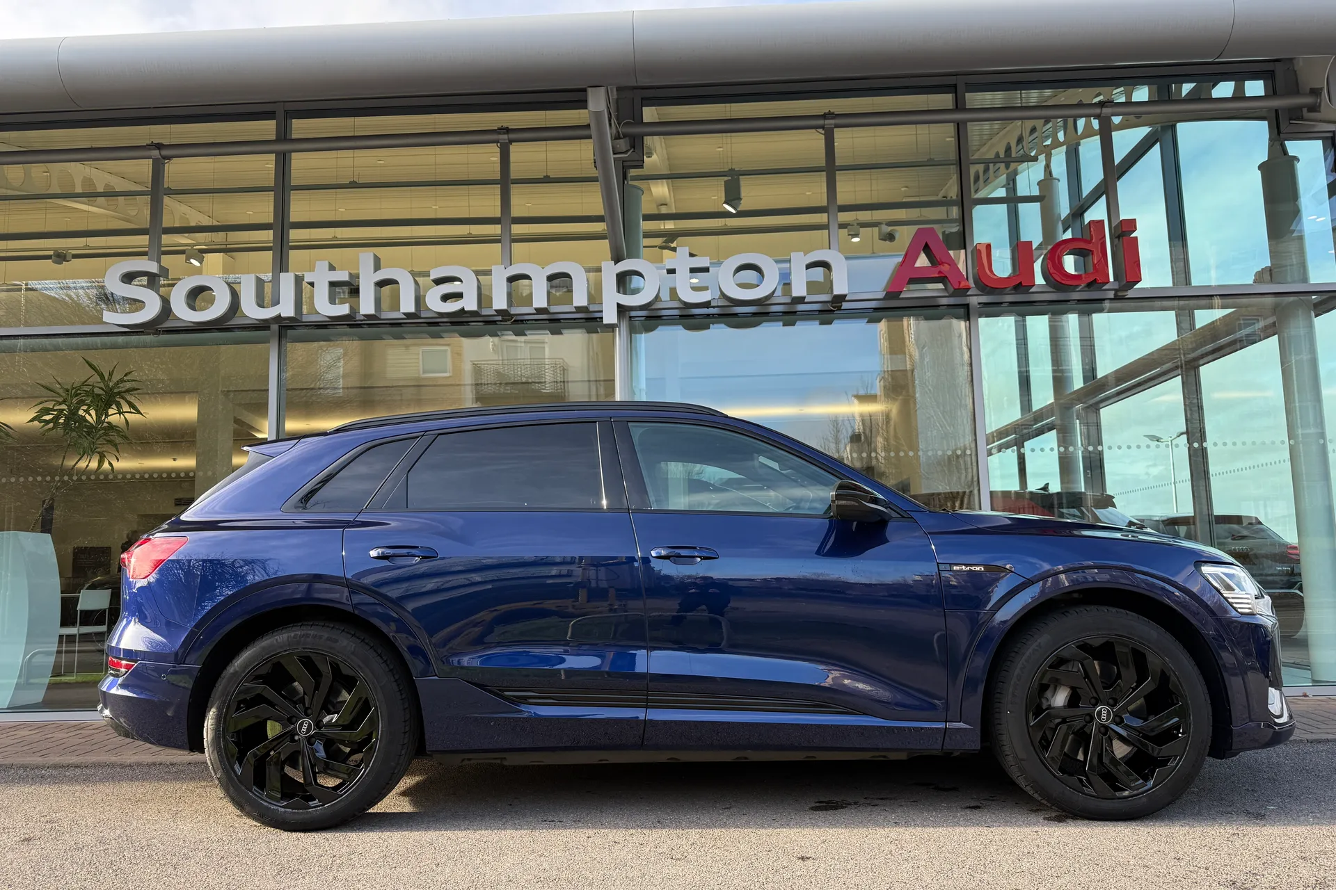 Audi e-tron thumbnail image number 2