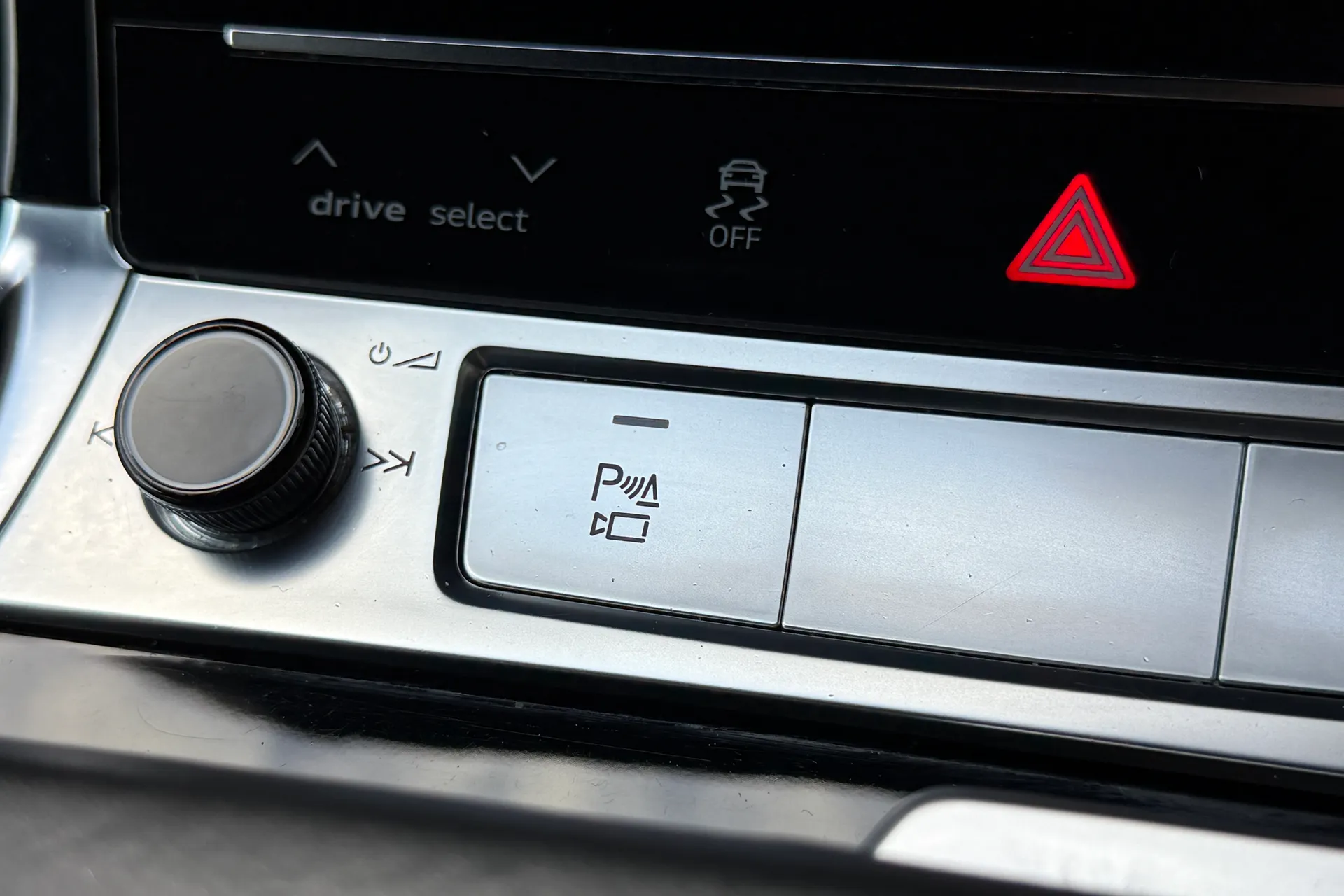 Audi e-tron thumbnail image number 16