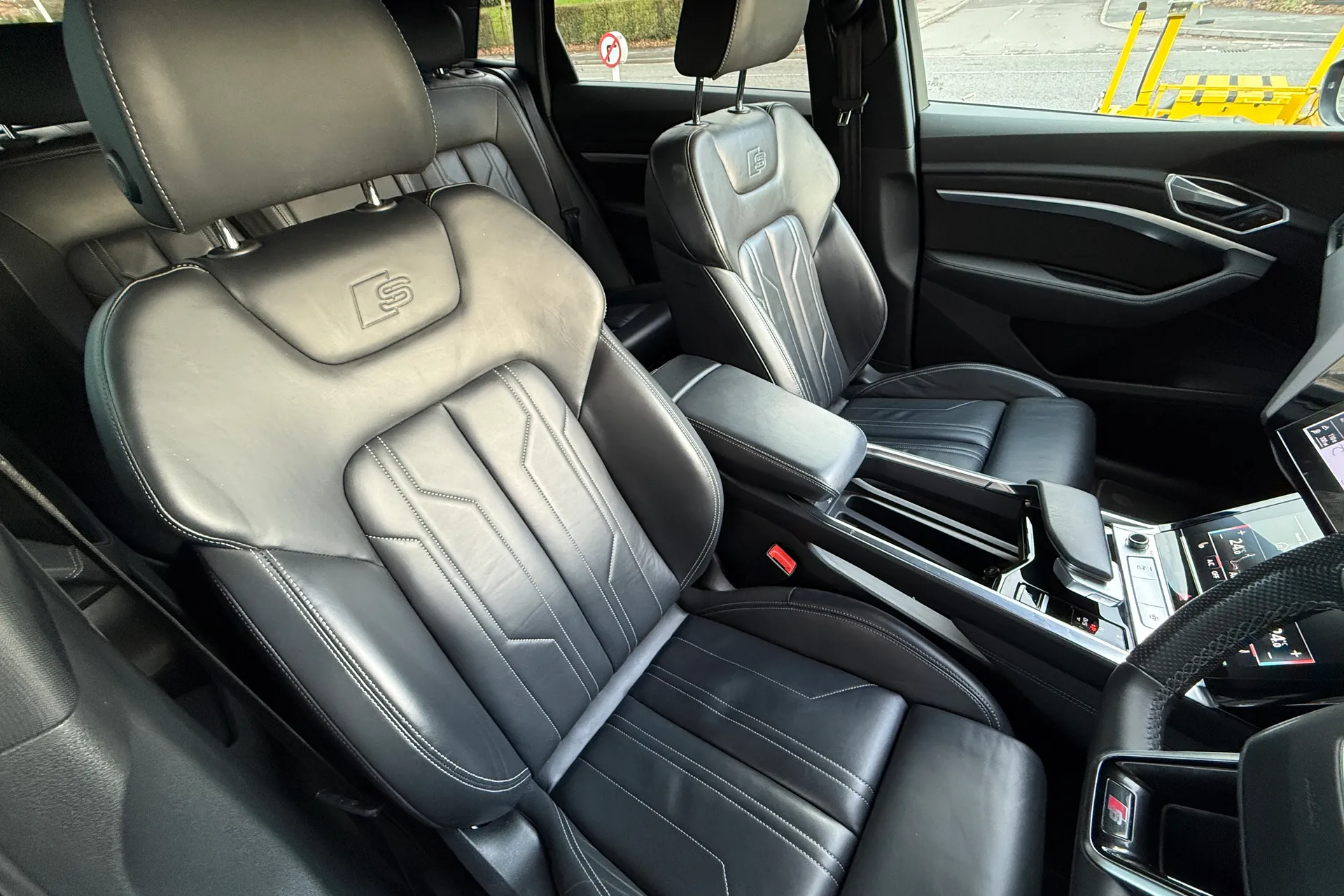 Audi e-tron thumbnail image number 39