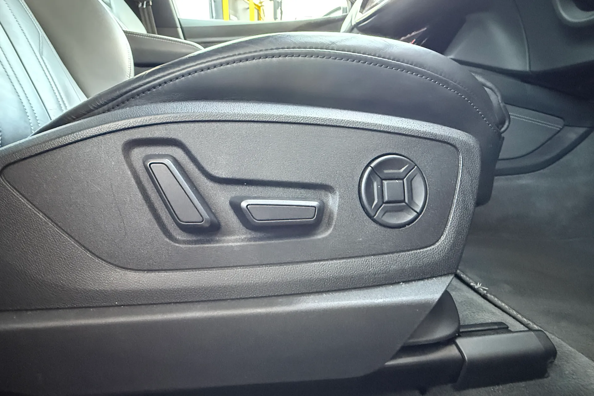 Audi e-tron thumbnail image number 40