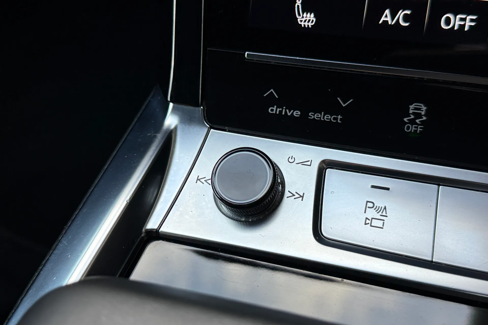 Audi e-tron thumbnail image number 15