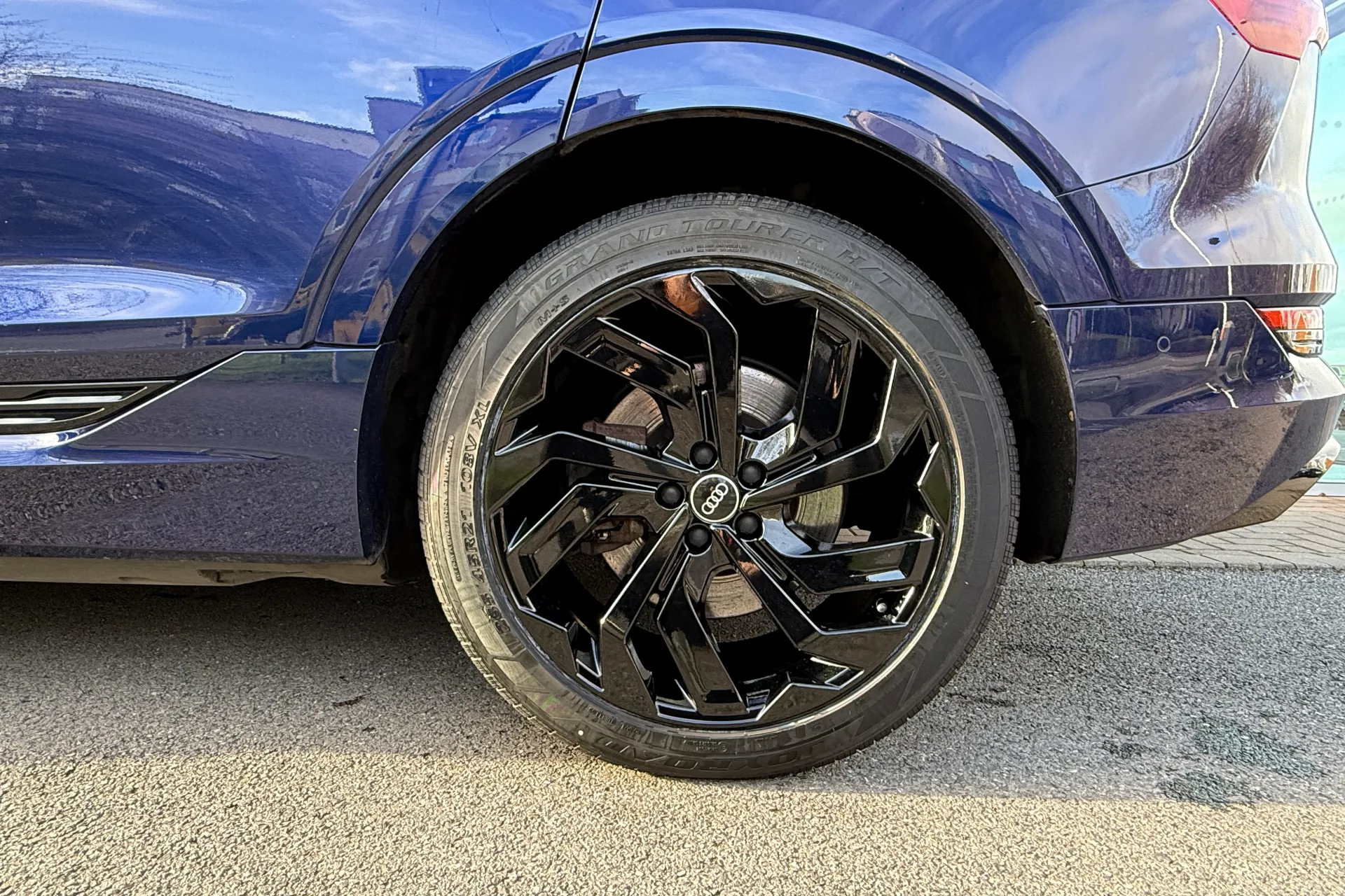 Audi e-tron thumbnail image number 60