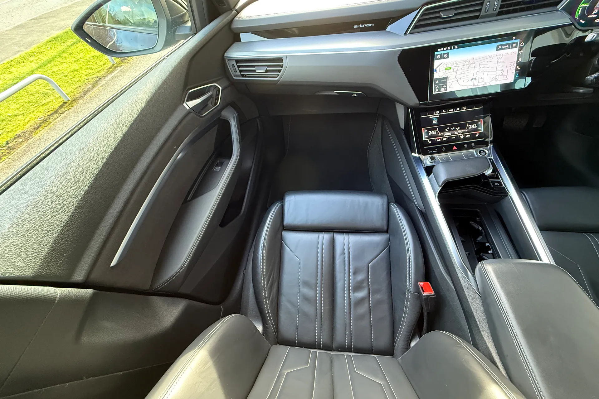 Audi e-tron thumbnail image number 46