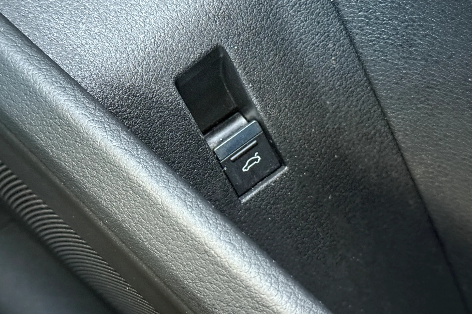 Audi e-tron thumbnail image number 32