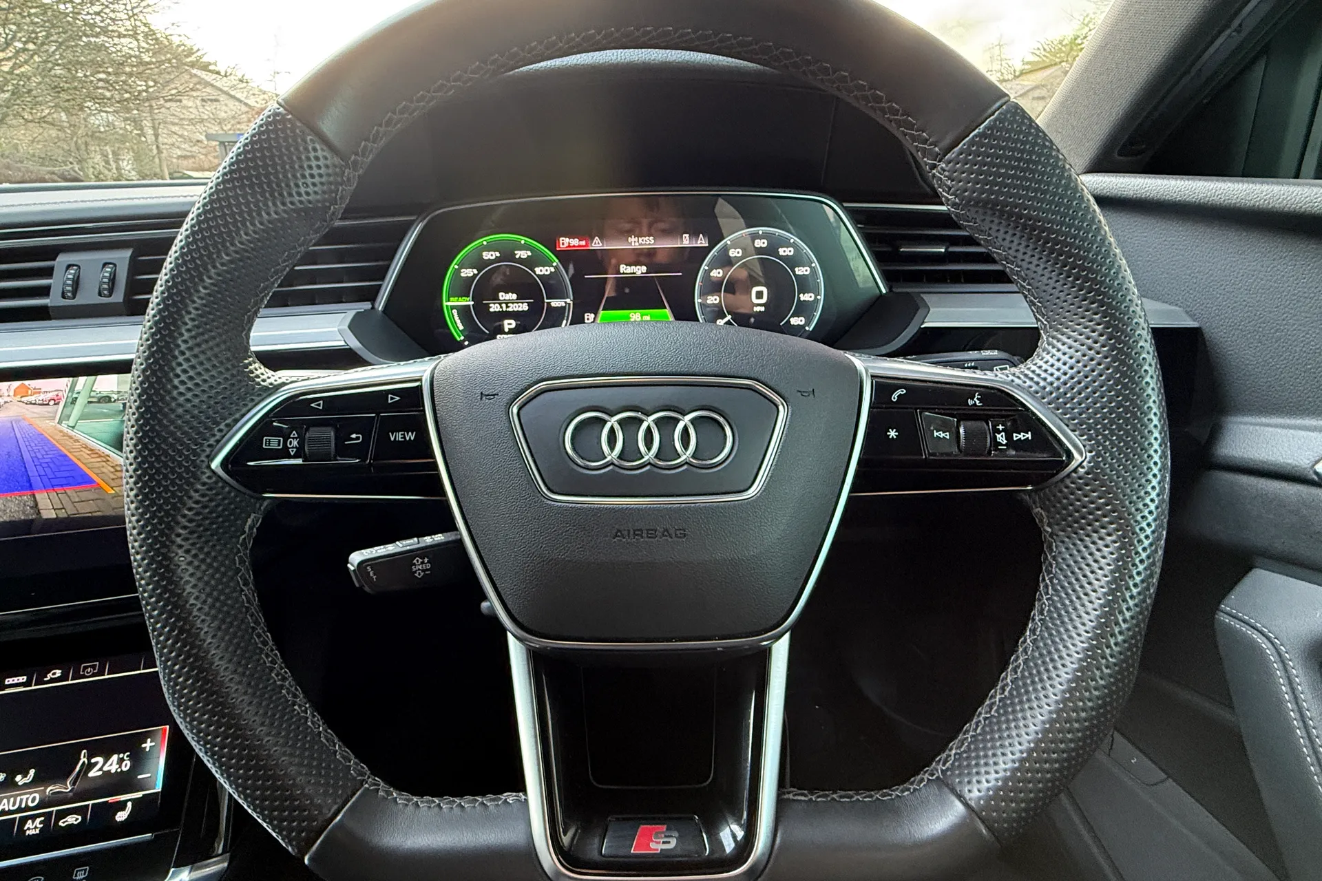 Audi e-tron thumbnail image number 10