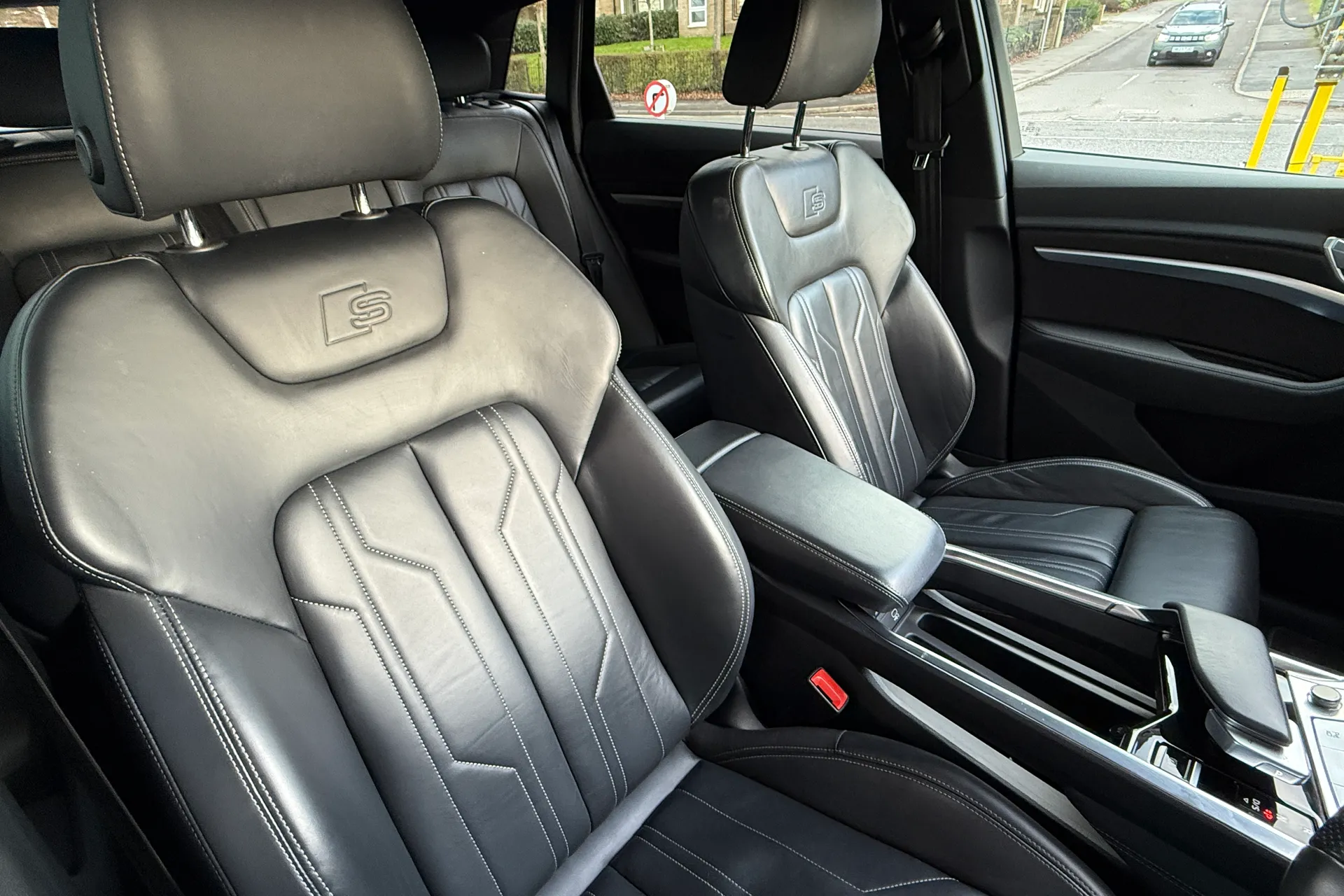 Audi e-tron thumbnail image number 37