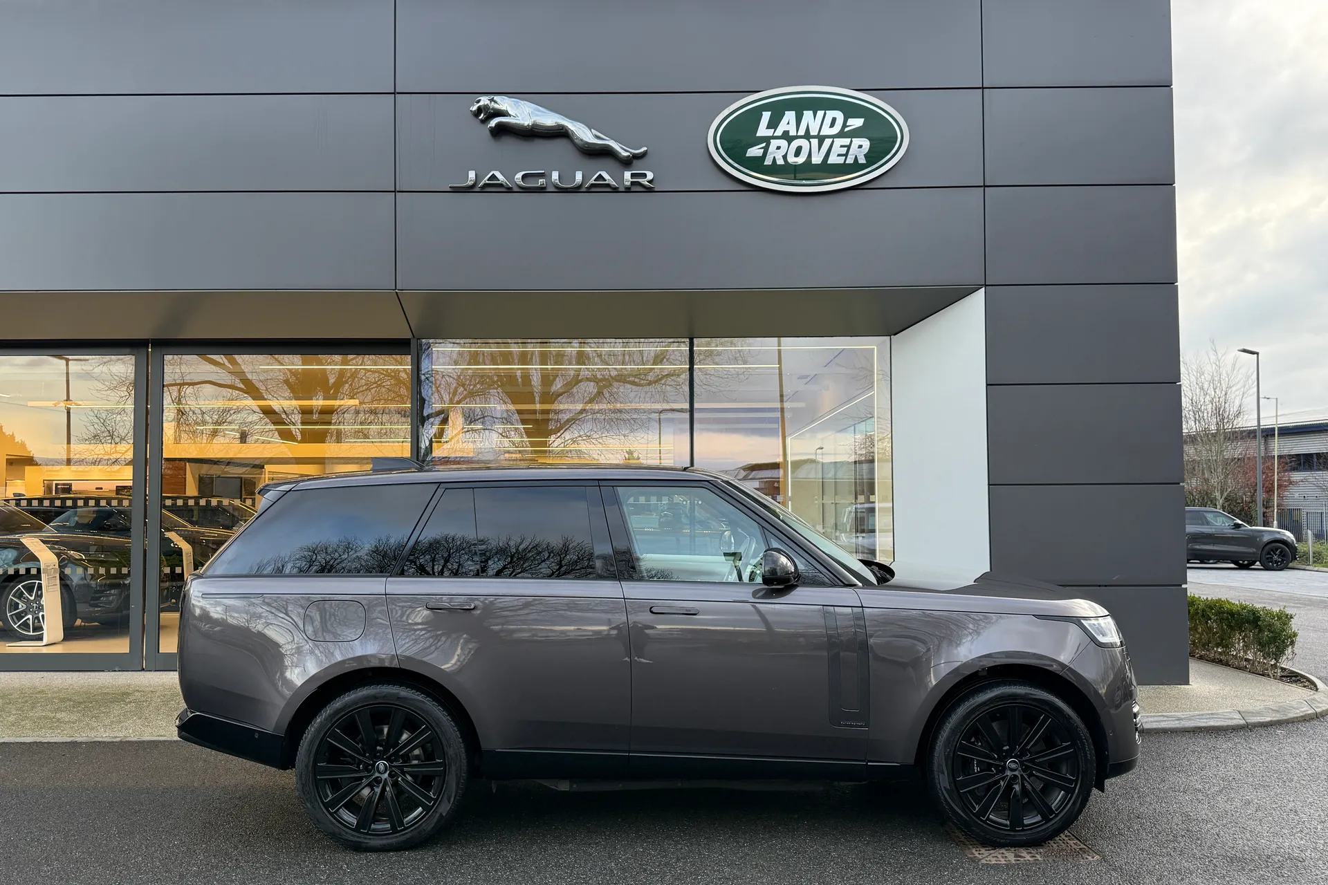 LAND ROVER RANGE ROVER thumbnail image number 2
