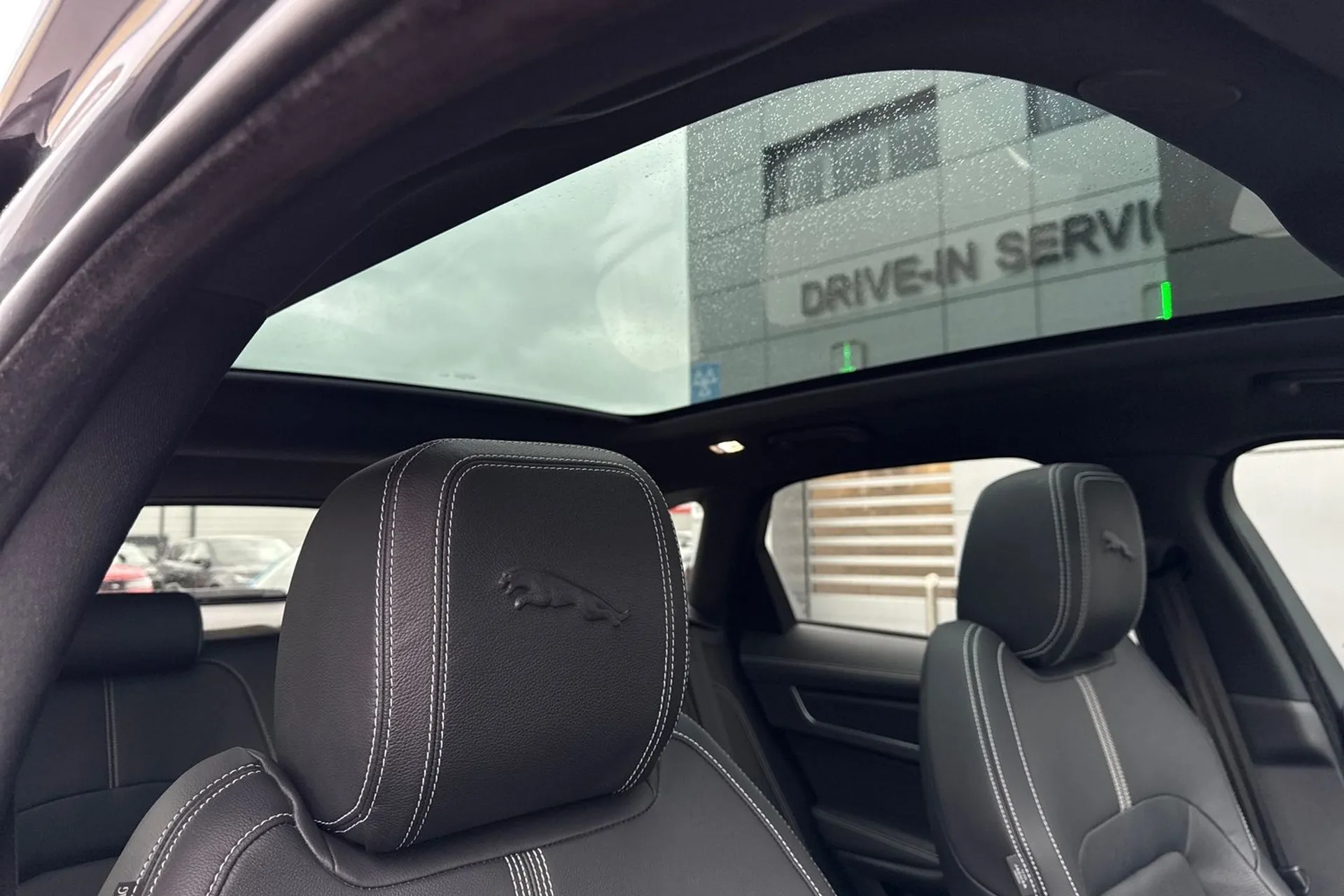 Jaguar F-PACE thumbnail image number 10