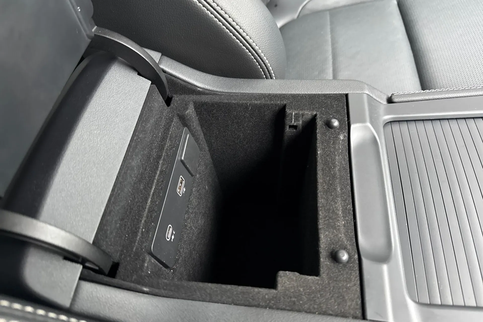 Jaguar F-PACE thumbnail image number 57