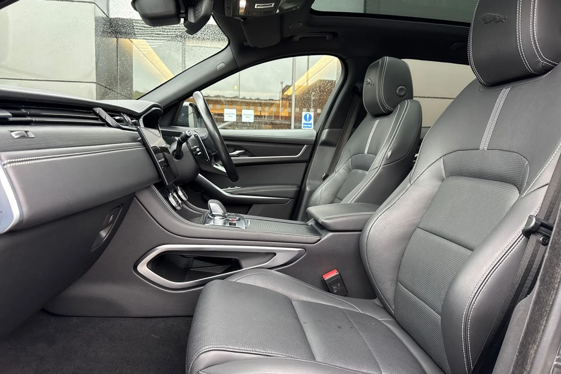 Jaguar F-PACE thumbnail image number 52