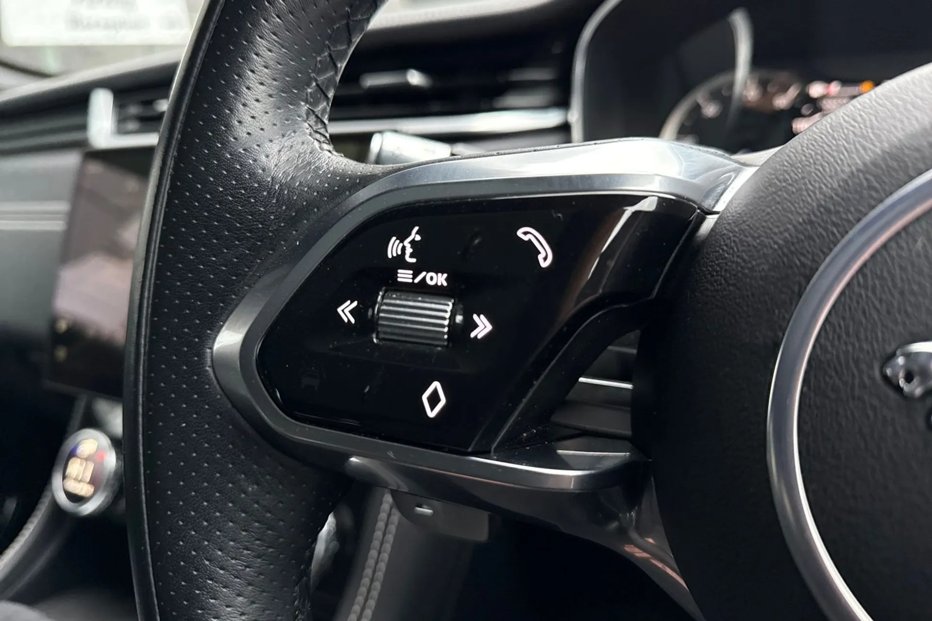 Jaguar F-PACE thumbnail image number 31