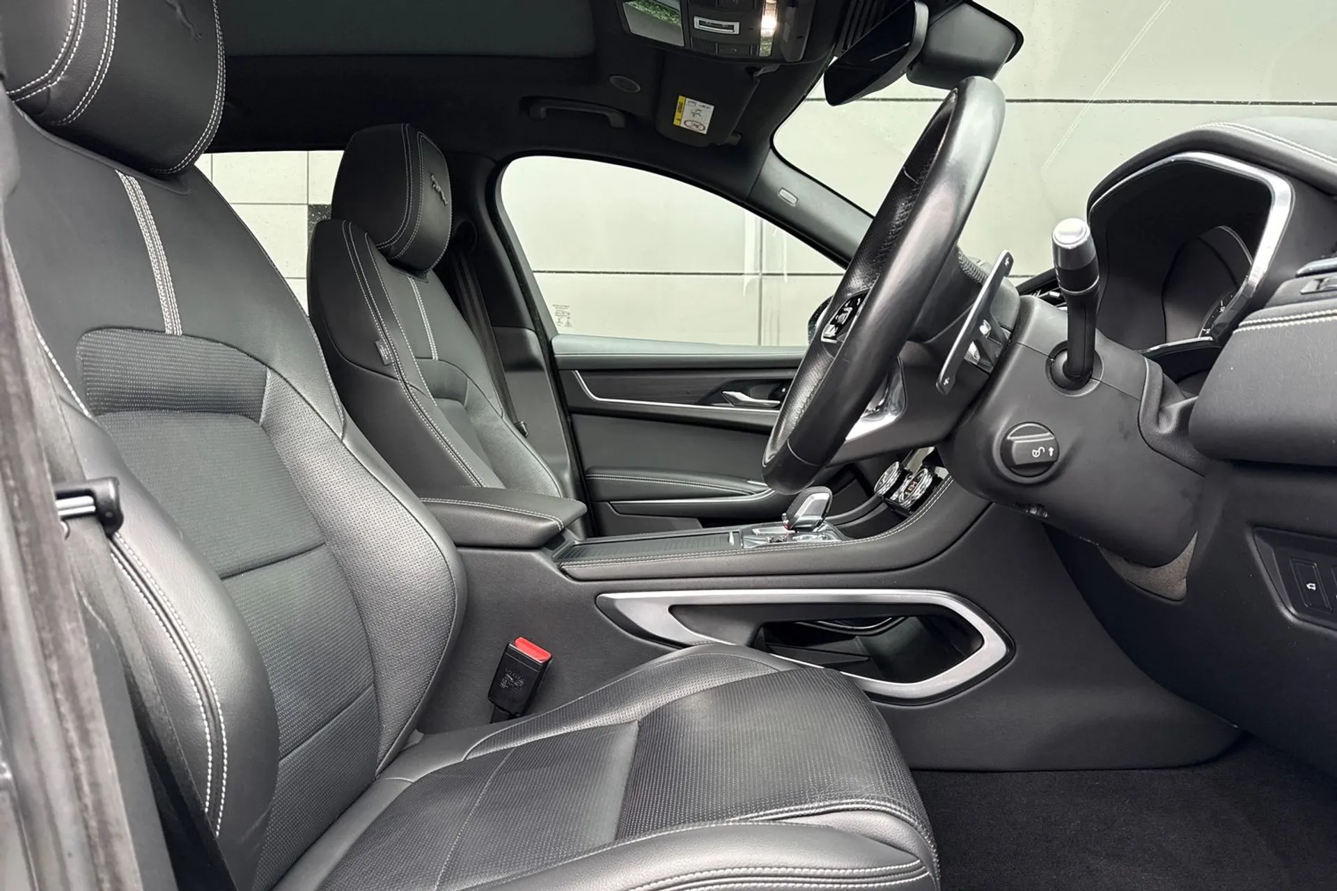 Jaguar F-PACE thumbnail image number 21