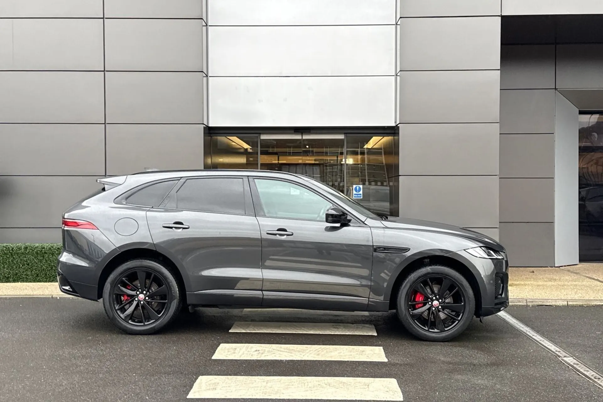 Jaguar F-PACE thumbnail image number 2