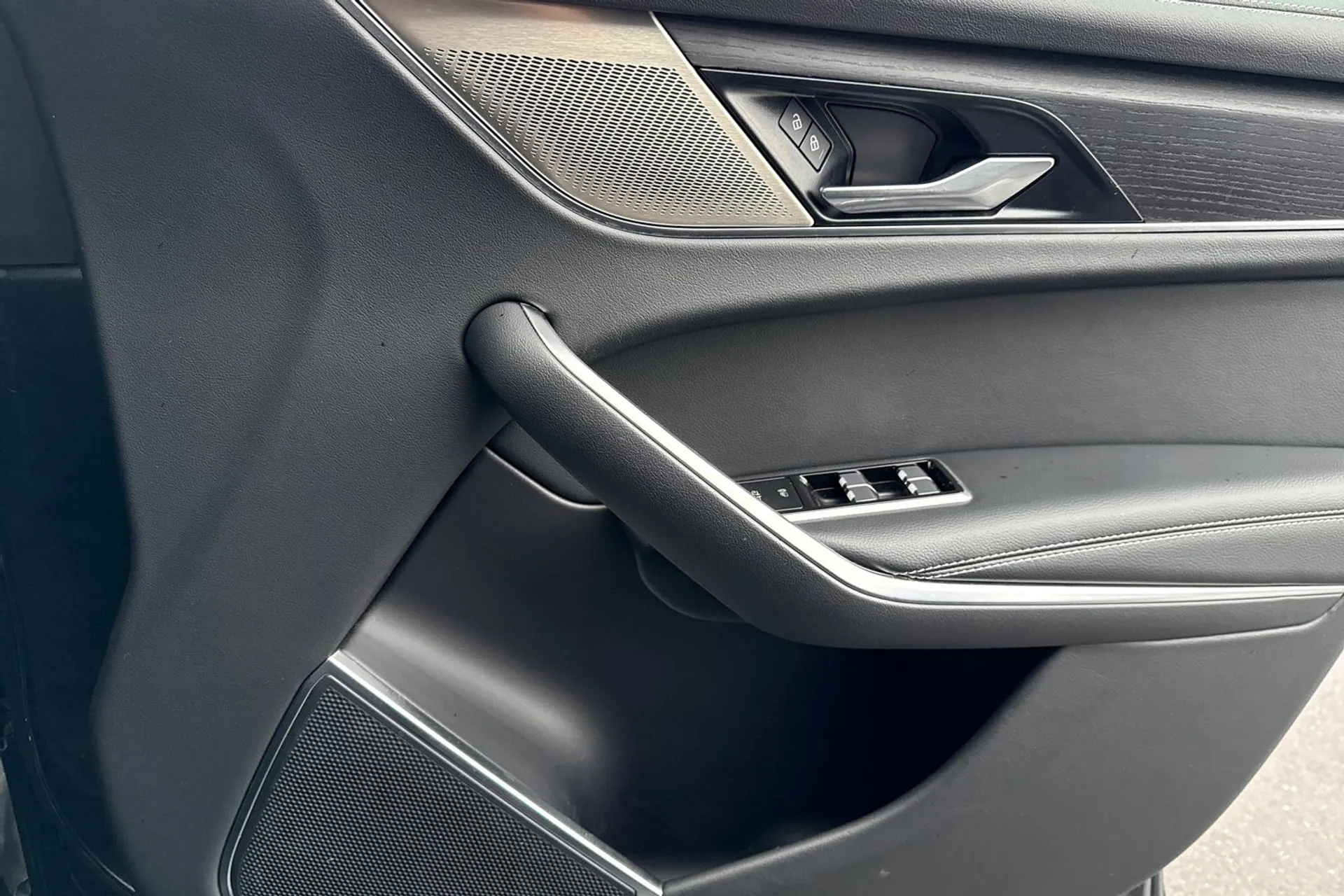 Jaguar F-PACE thumbnail image number 23