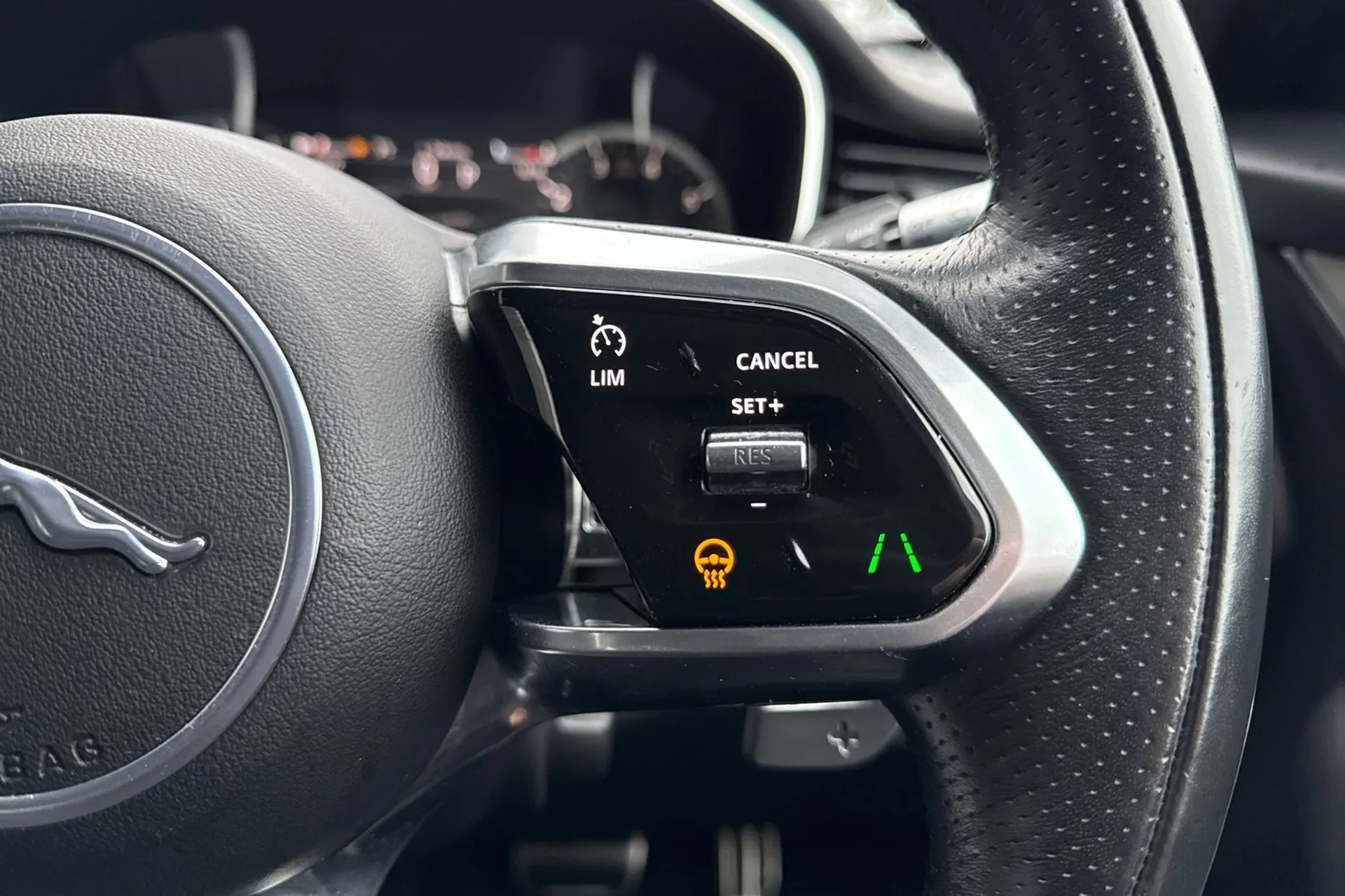 Jaguar F-PACE thumbnail image number 32