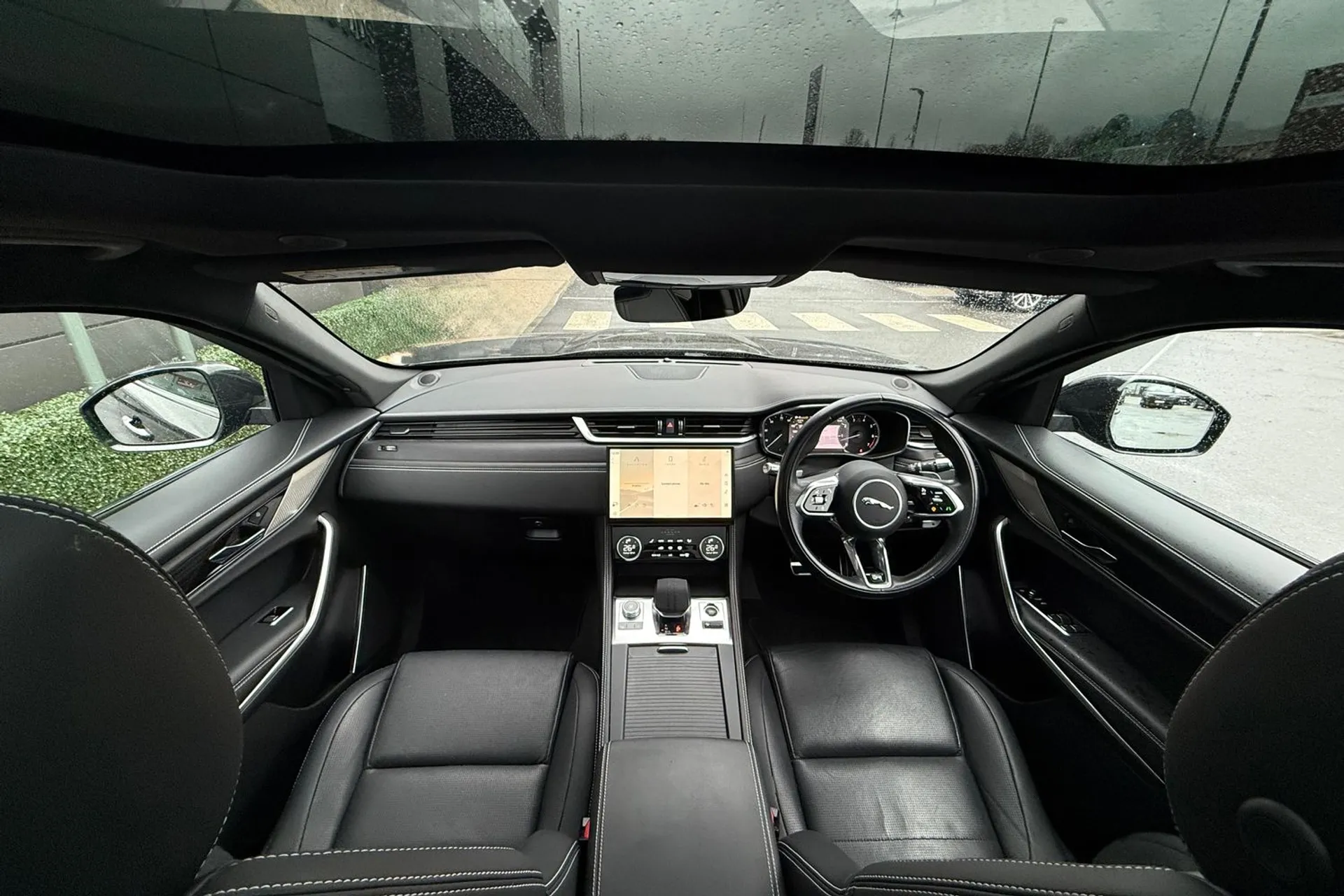 Jaguar F-PACE thumbnail image number 3