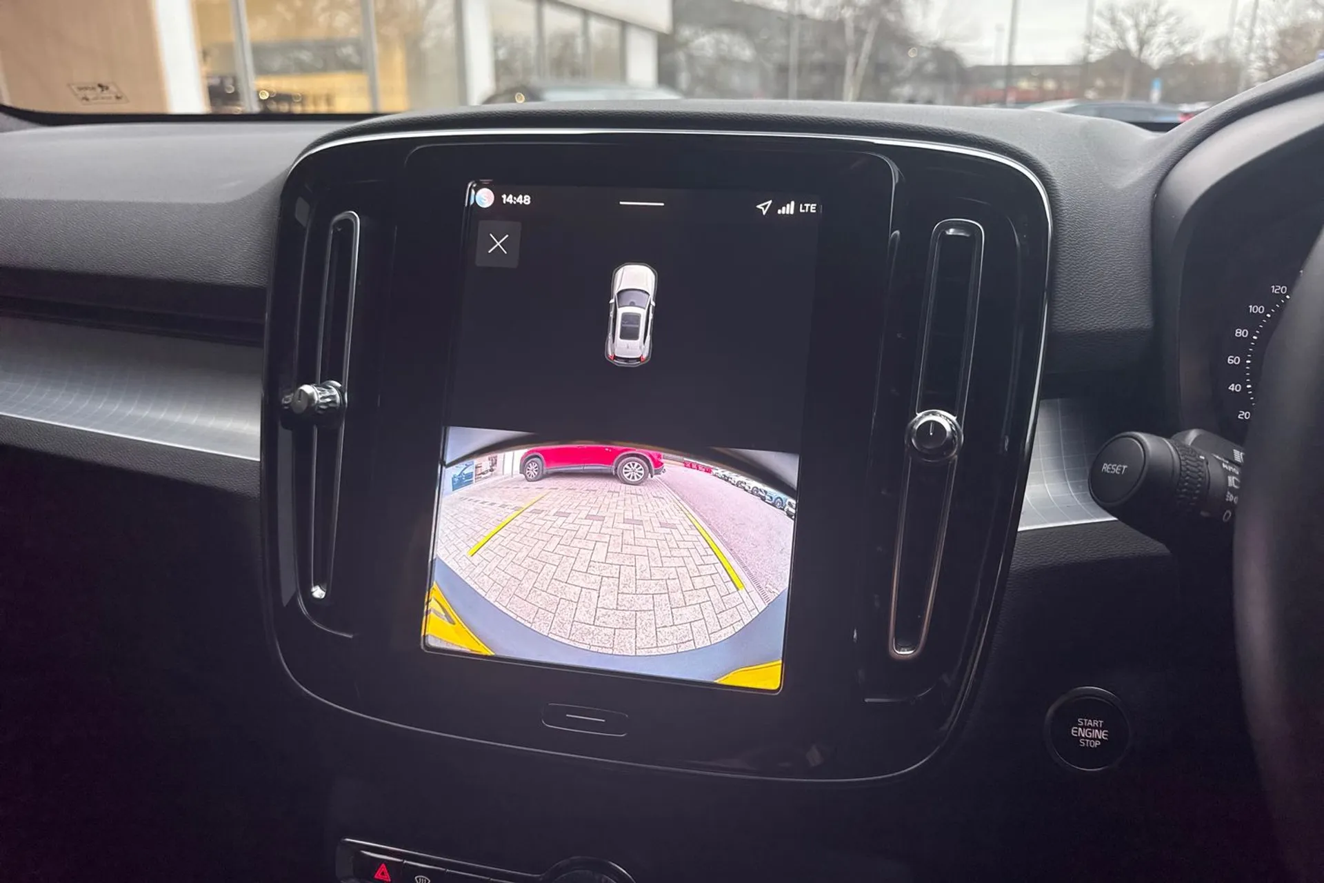 Volvo XC40 thumbnail image number 4