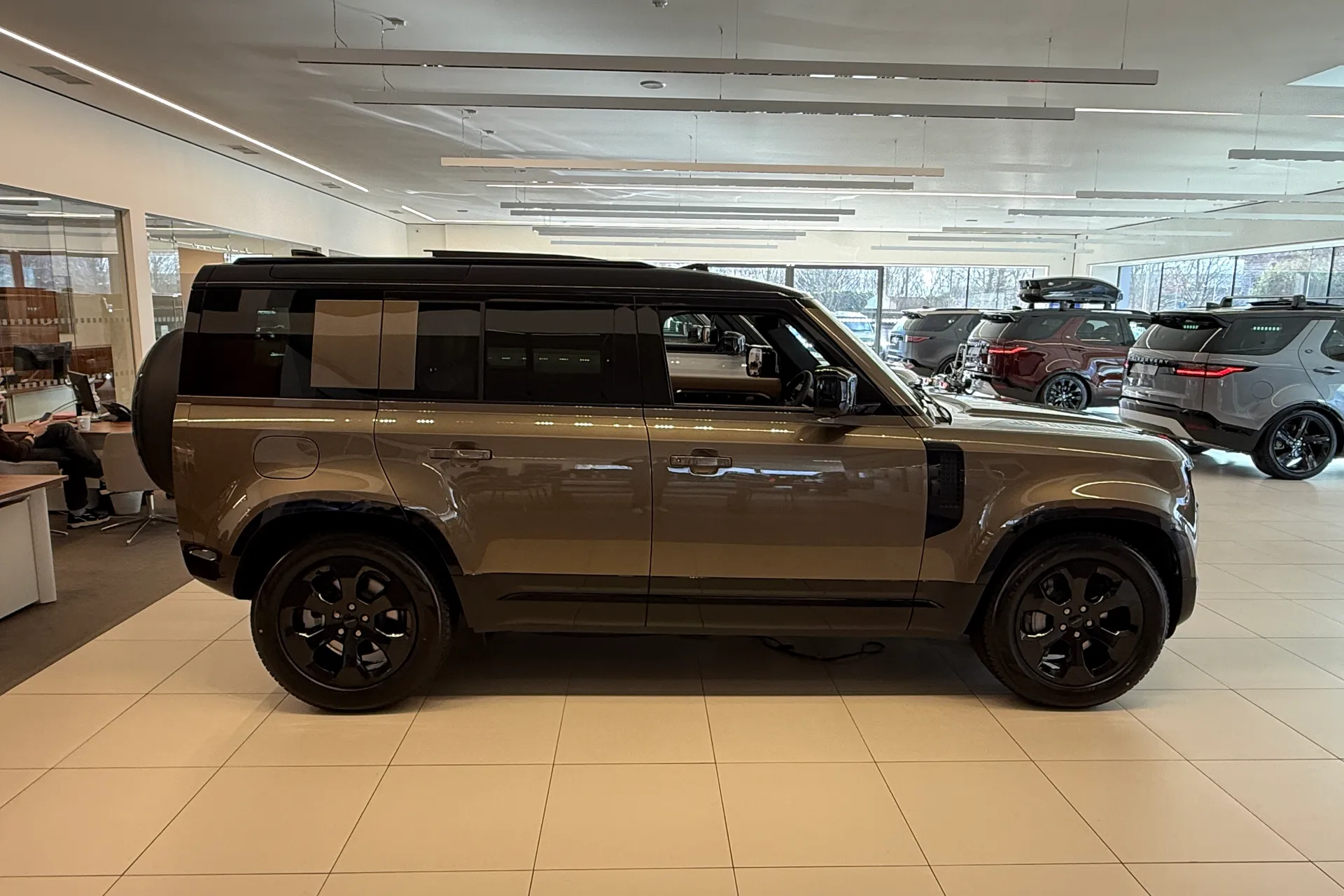 LAND ROVER Defender 110 thumbnail image number 2