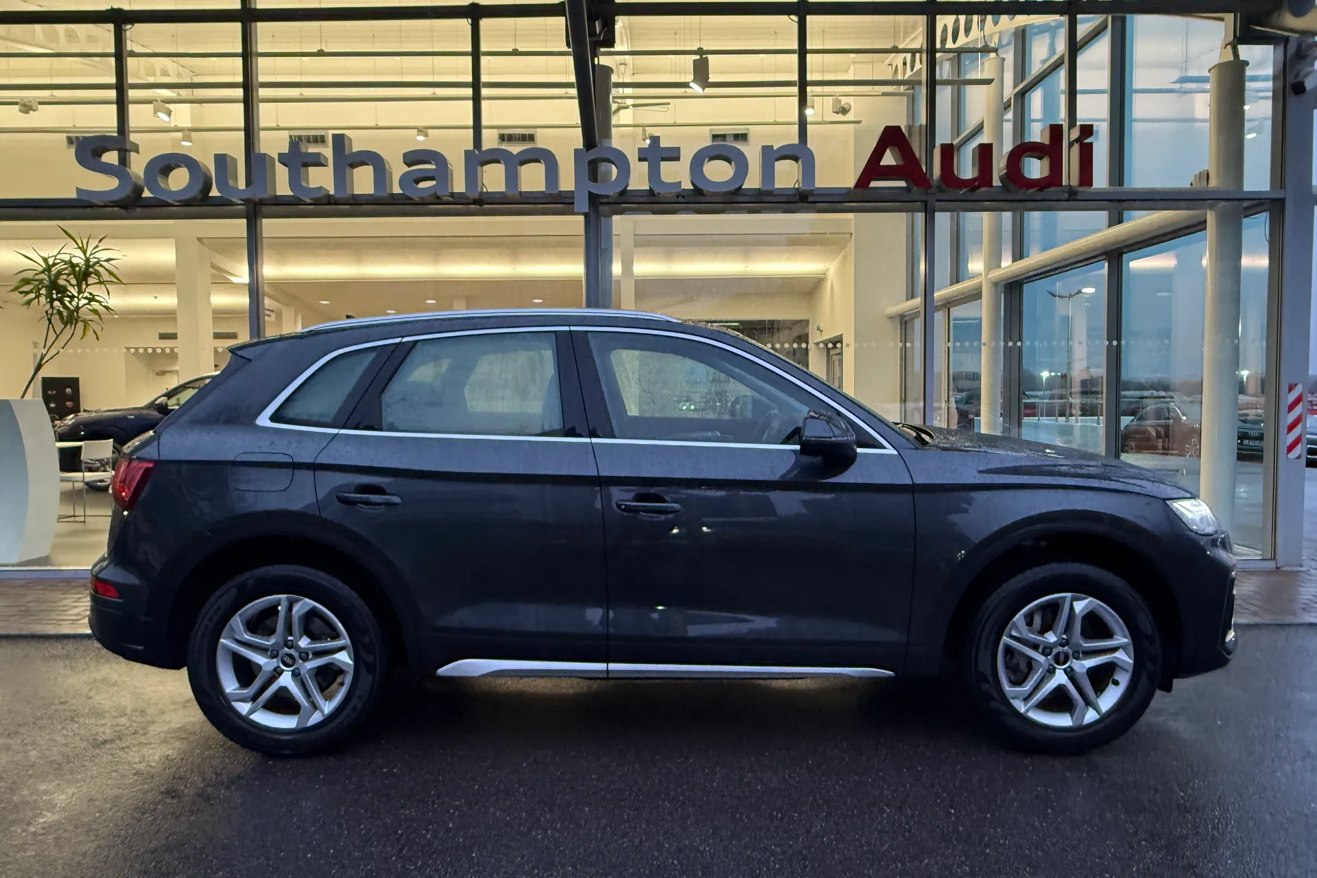 Audi Q5 thumbnail image number 2