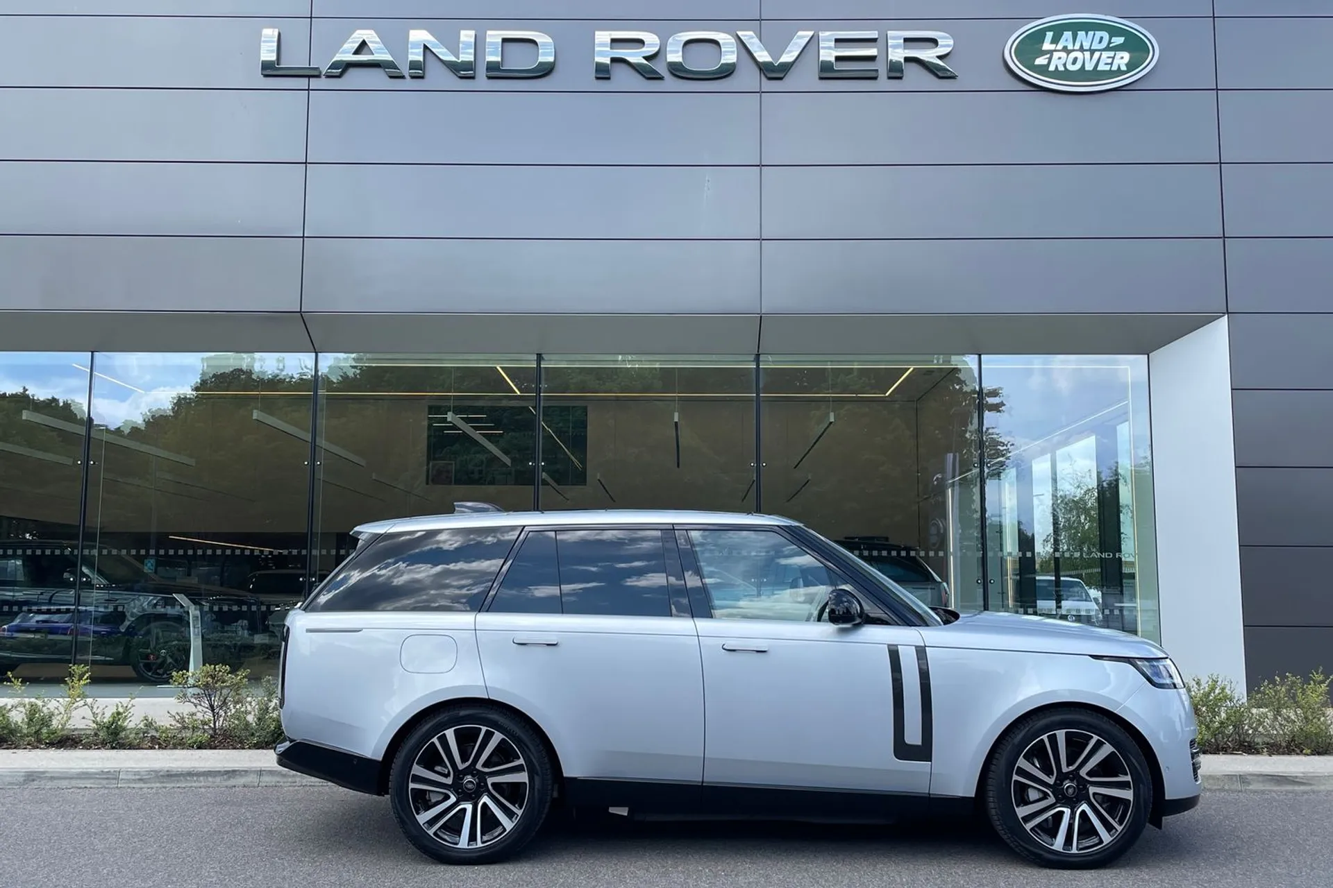 LAND ROVER RANGE ROVER thumbnail image number 2