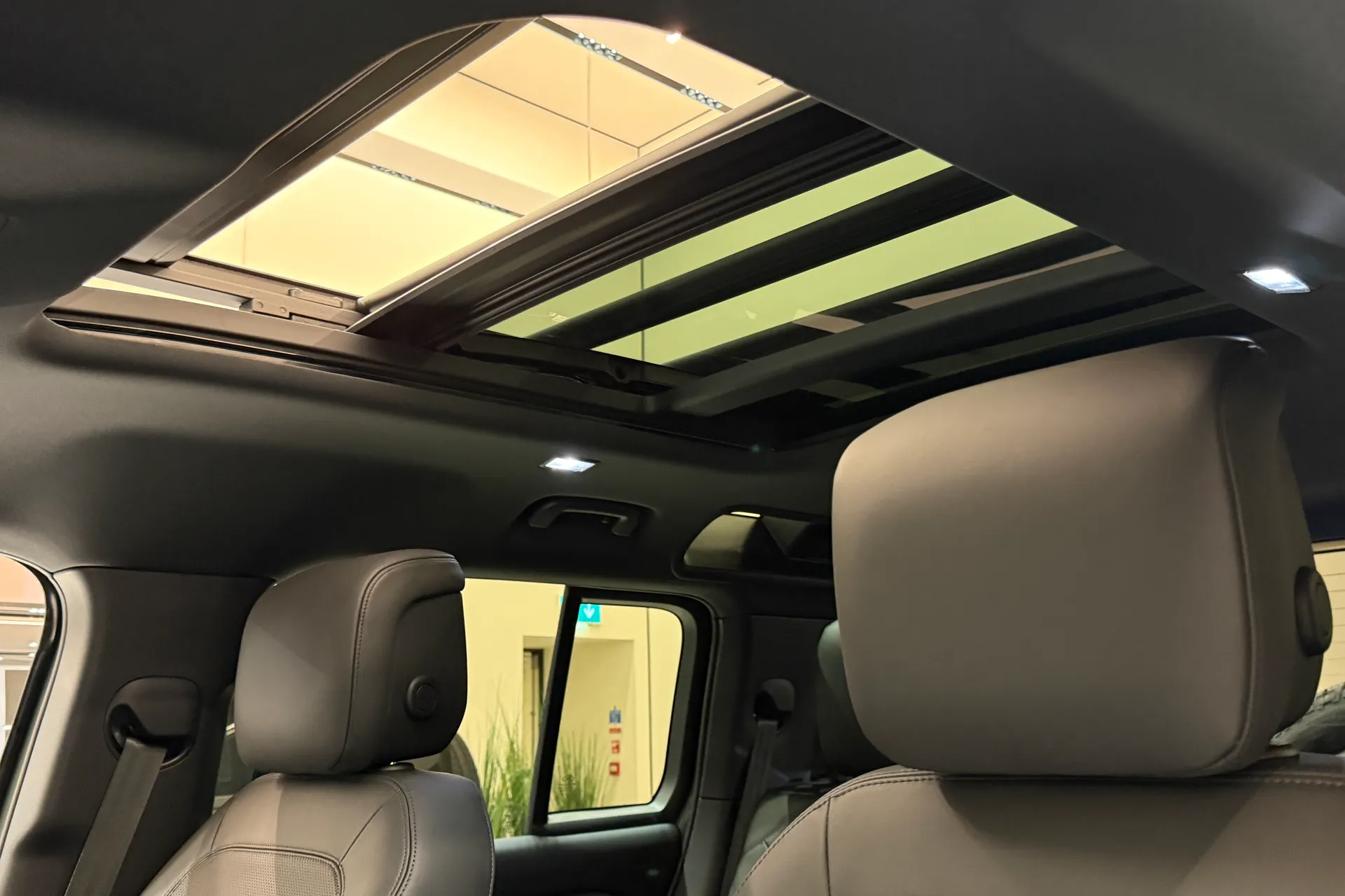 LAND ROVER Defender 110 thumbnail image number 4