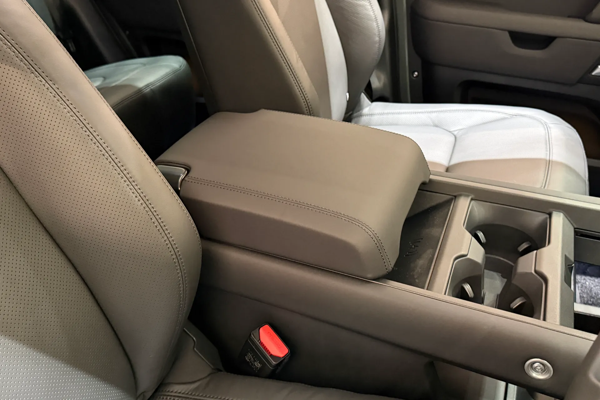 LAND ROVER Defender 110 thumbnail image number 26