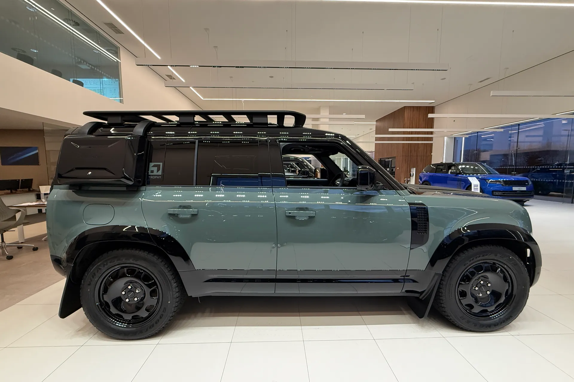 LAND ROVER Defender 110 thumbnail image number 2