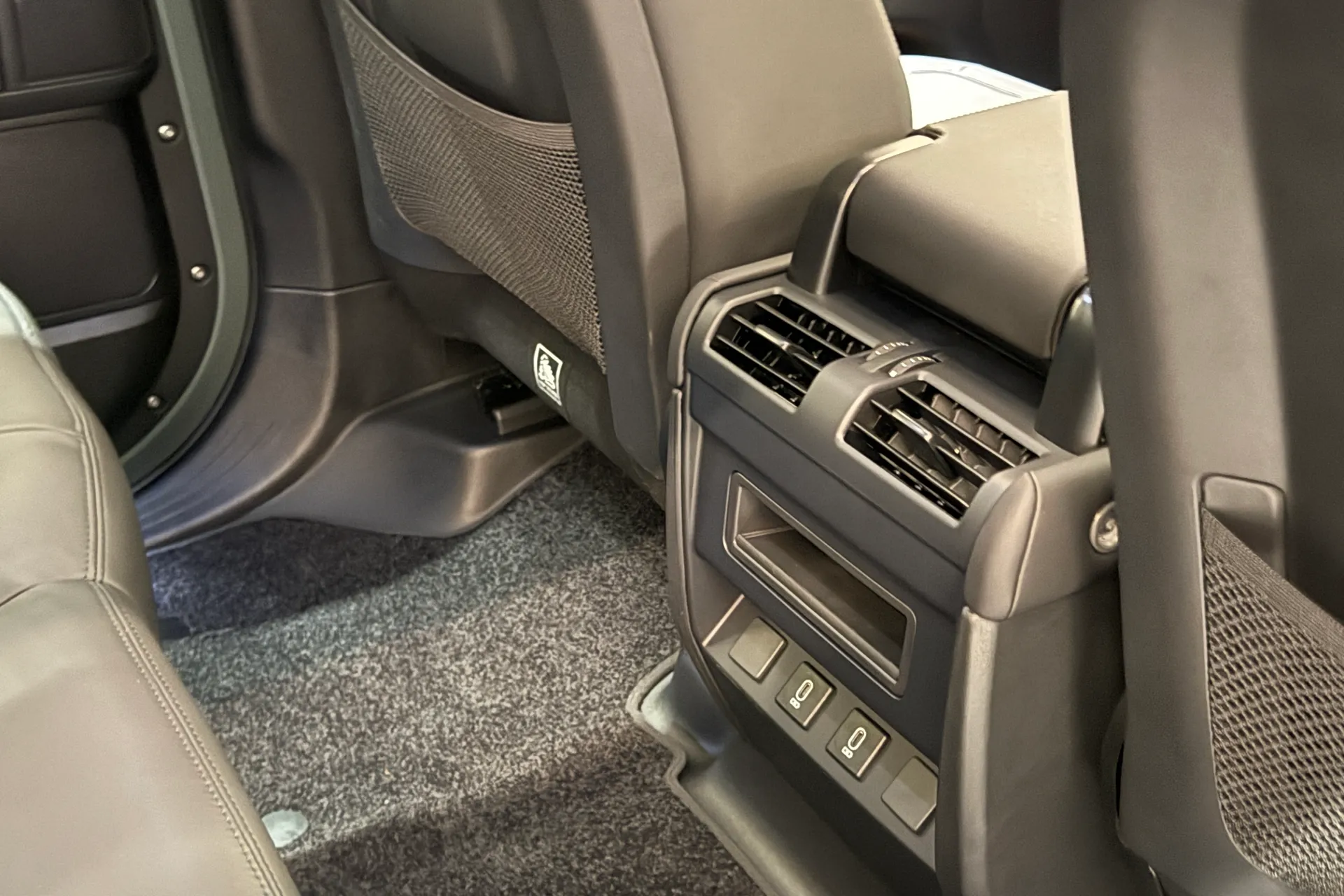 LAND ROVER Defender 110 thumbnail image number 39