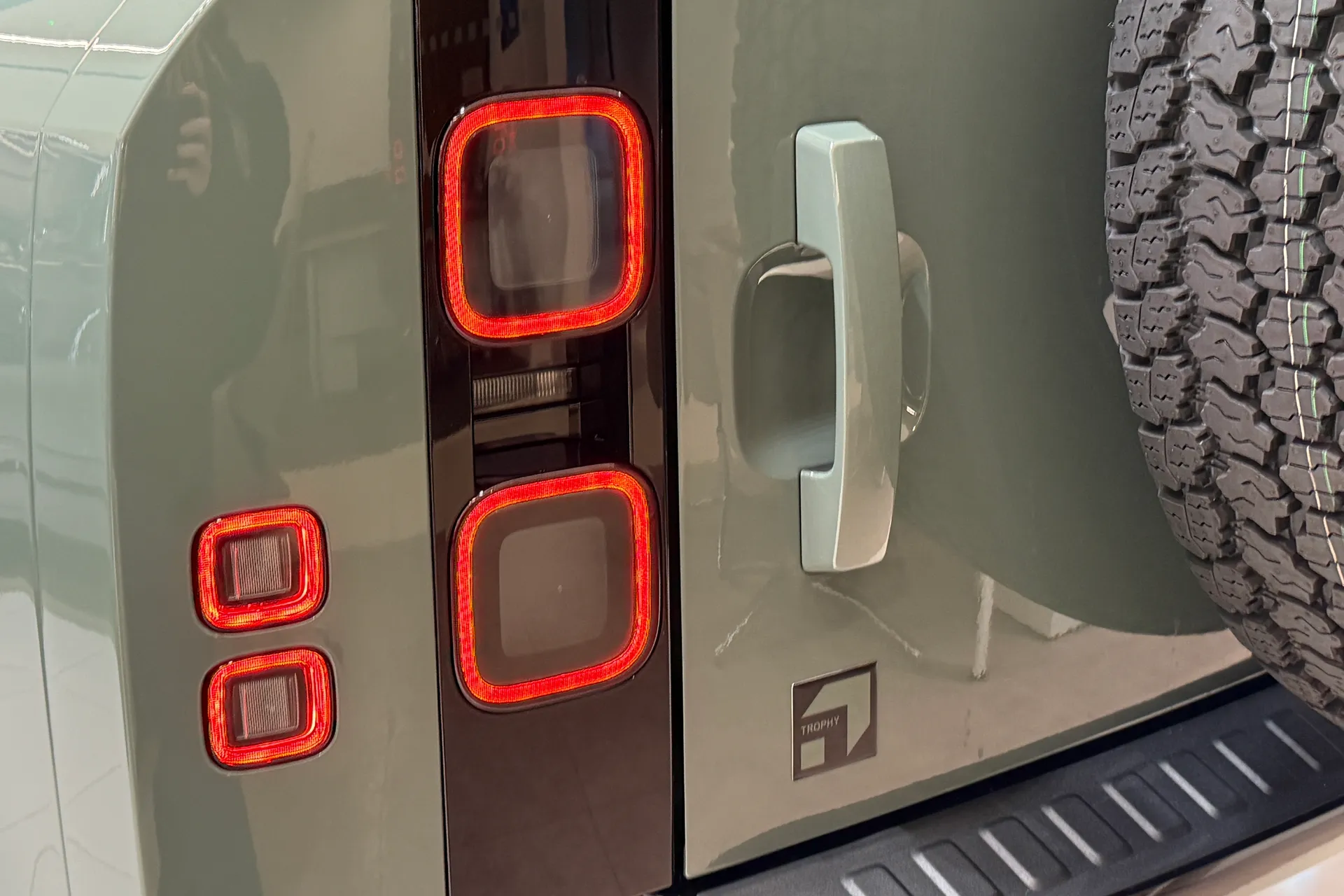 LAND ROVER Defender 110 thumbnail image number 32