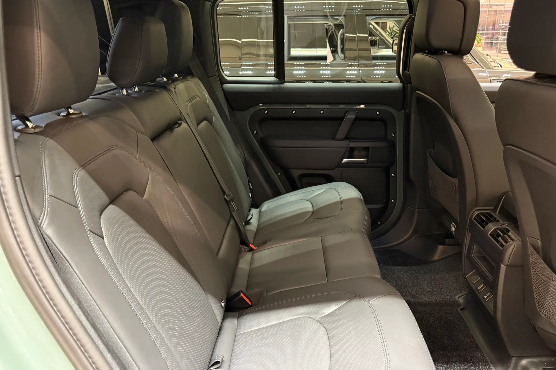 LAND ROVER Defender 110 thumbnail image number 36