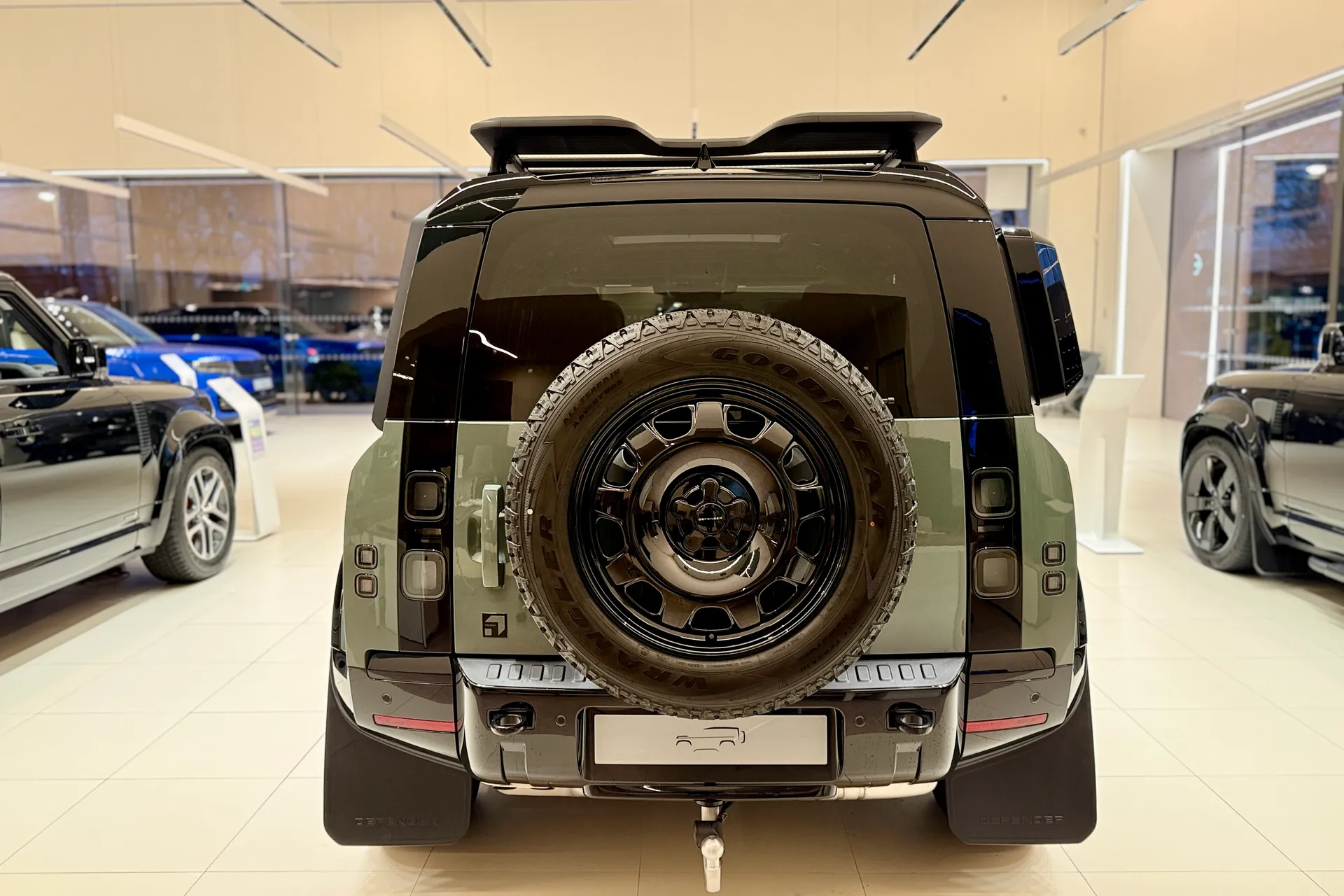 LAND ROVER Defender 110 thumbnail image number 16