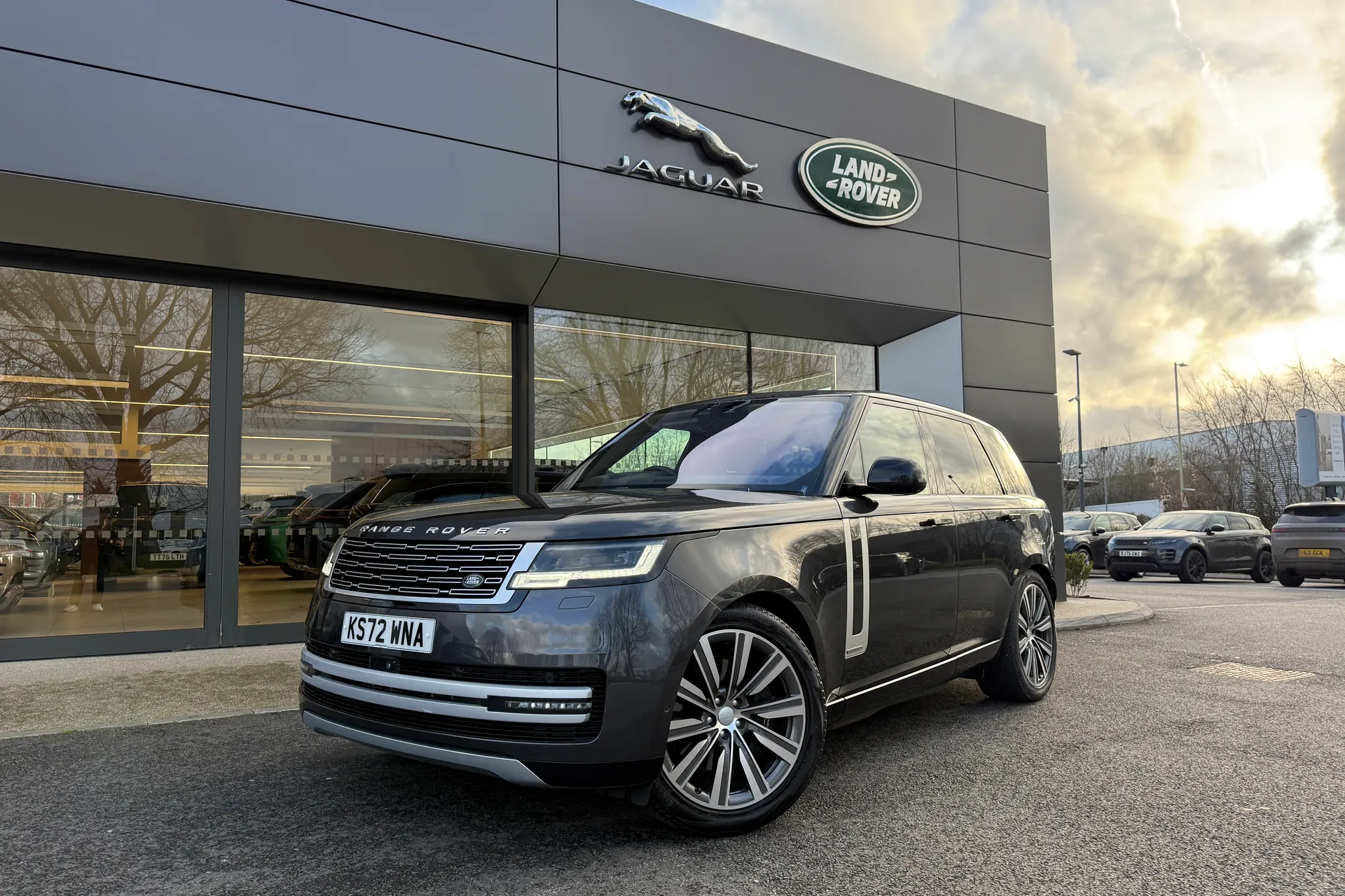 LAND ROVER RANGE ROVER focused image