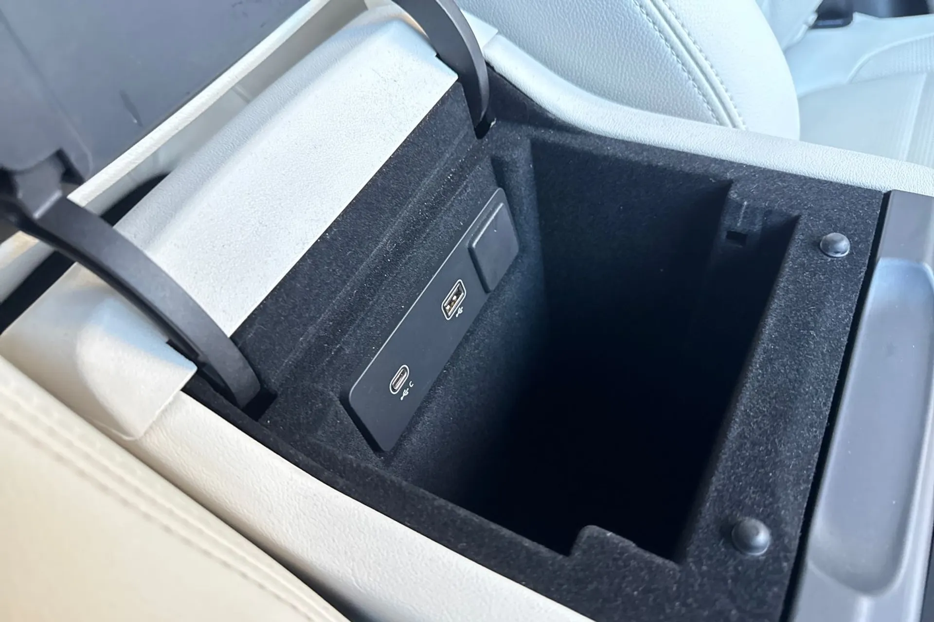 Jaguar F-PACE thumbnail image number 51