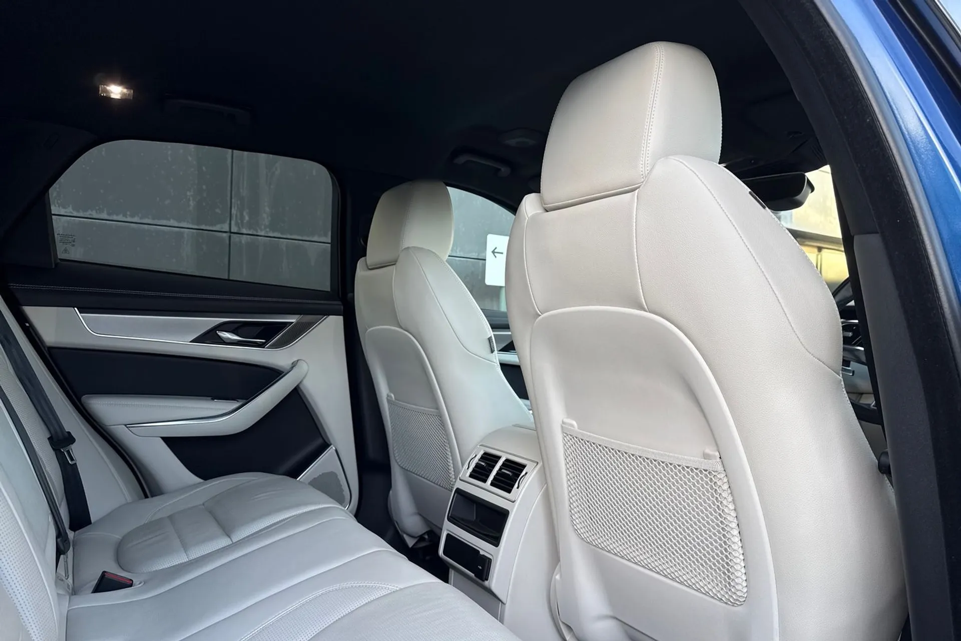 Jaguar F-PACE thumbnail image number 33