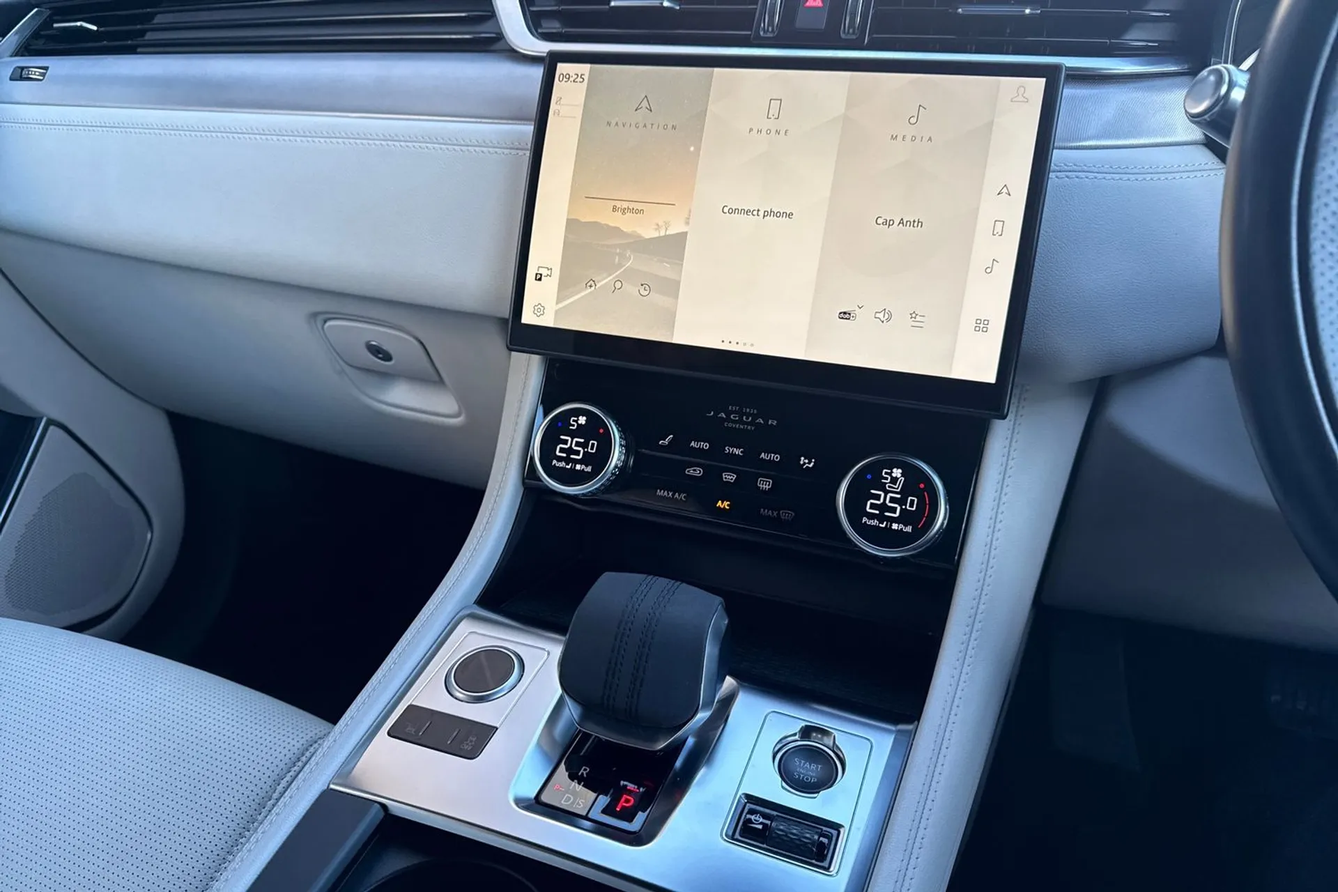 Jaguar F-PACE thumbnail image number 48