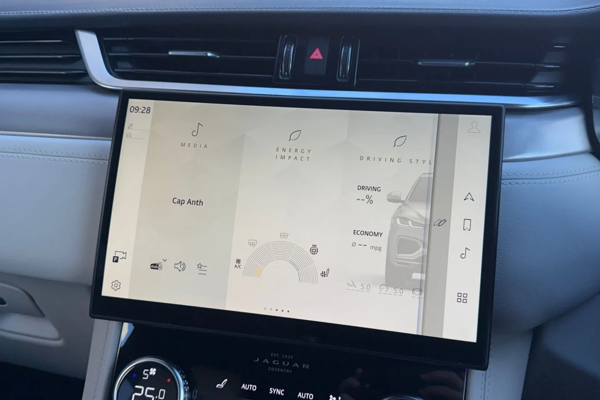 Jaguar F-PACE thumbnail image number 54