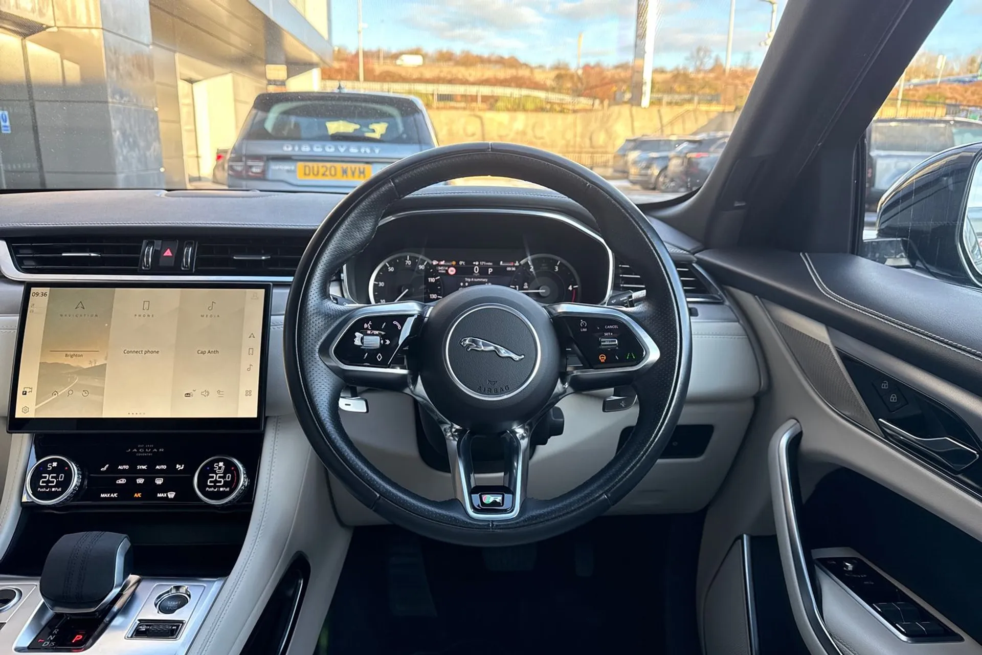 Jaguar F-PACE thumbnail image number 41