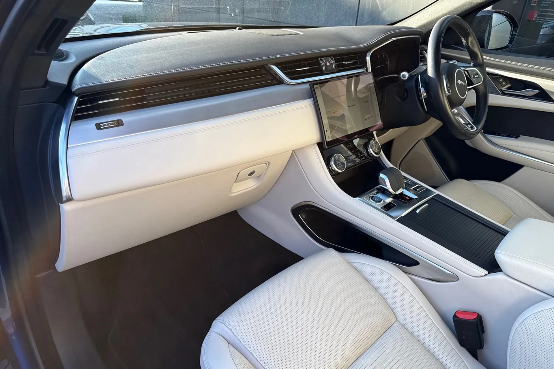 Jaguar F-PACE thumbnail image number 35