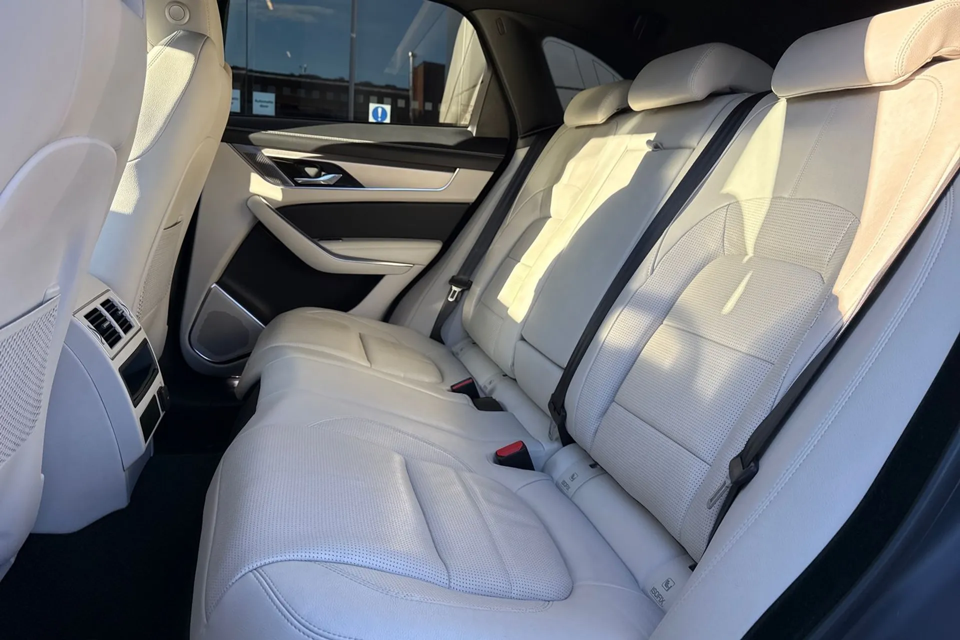 Jaguar F-PACE thumbnail image number 37