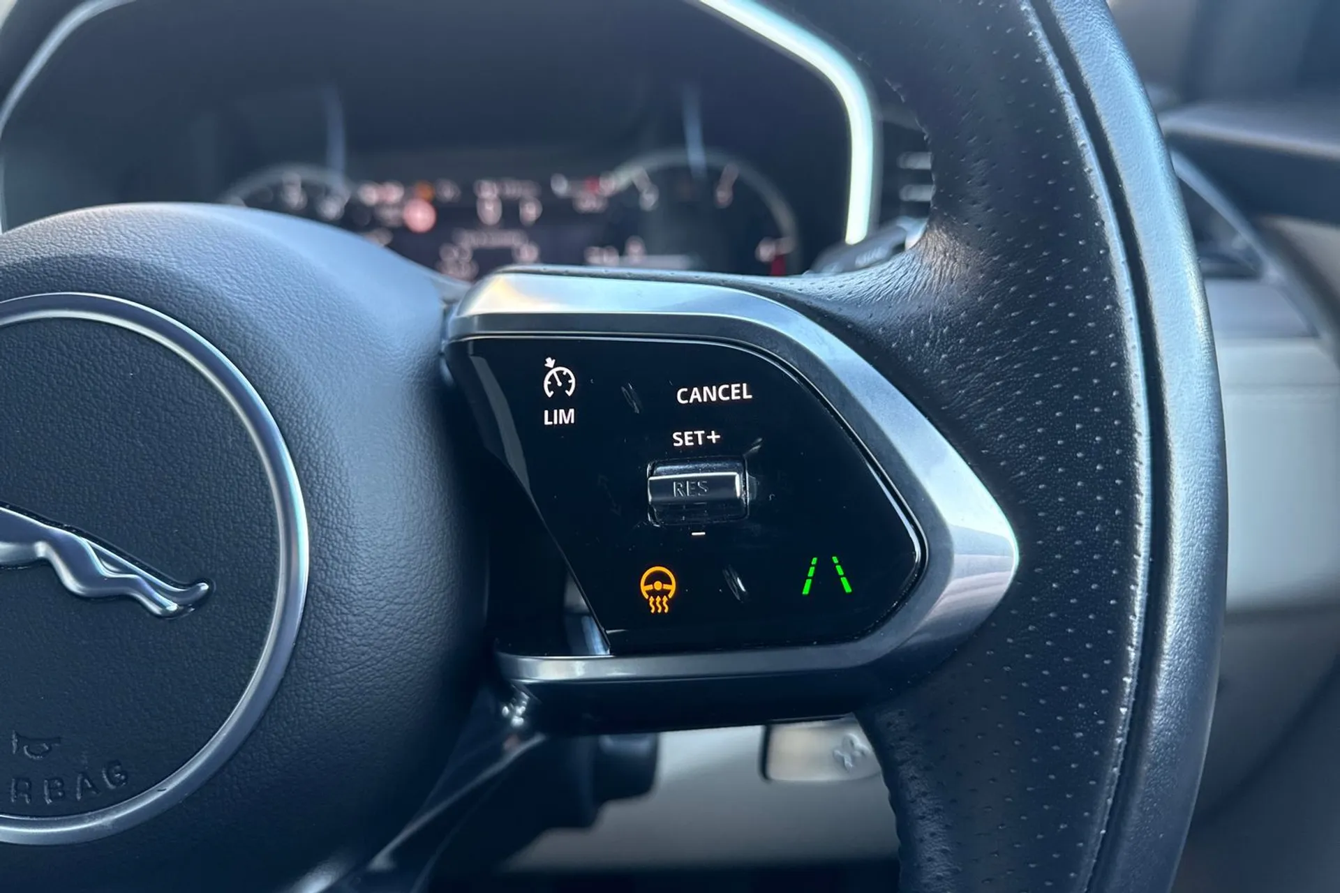 Jaguar F-PACE thumbnail image number 44