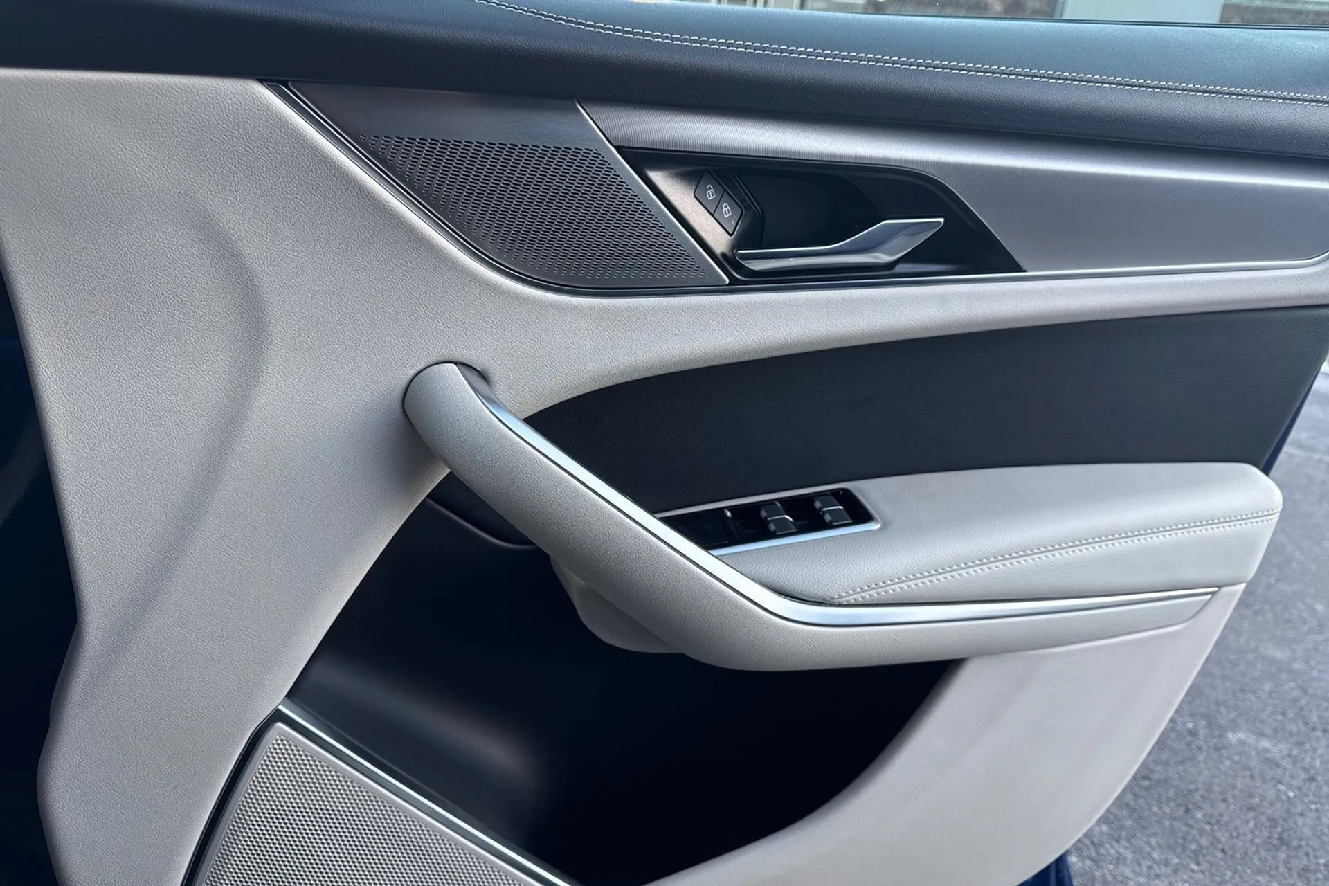 Jaguar F-PACE thumbnail image number 47