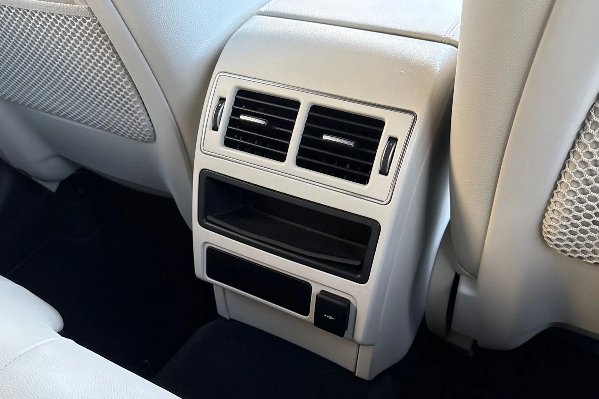 Jaguar F-PACE thumbnail image number 52