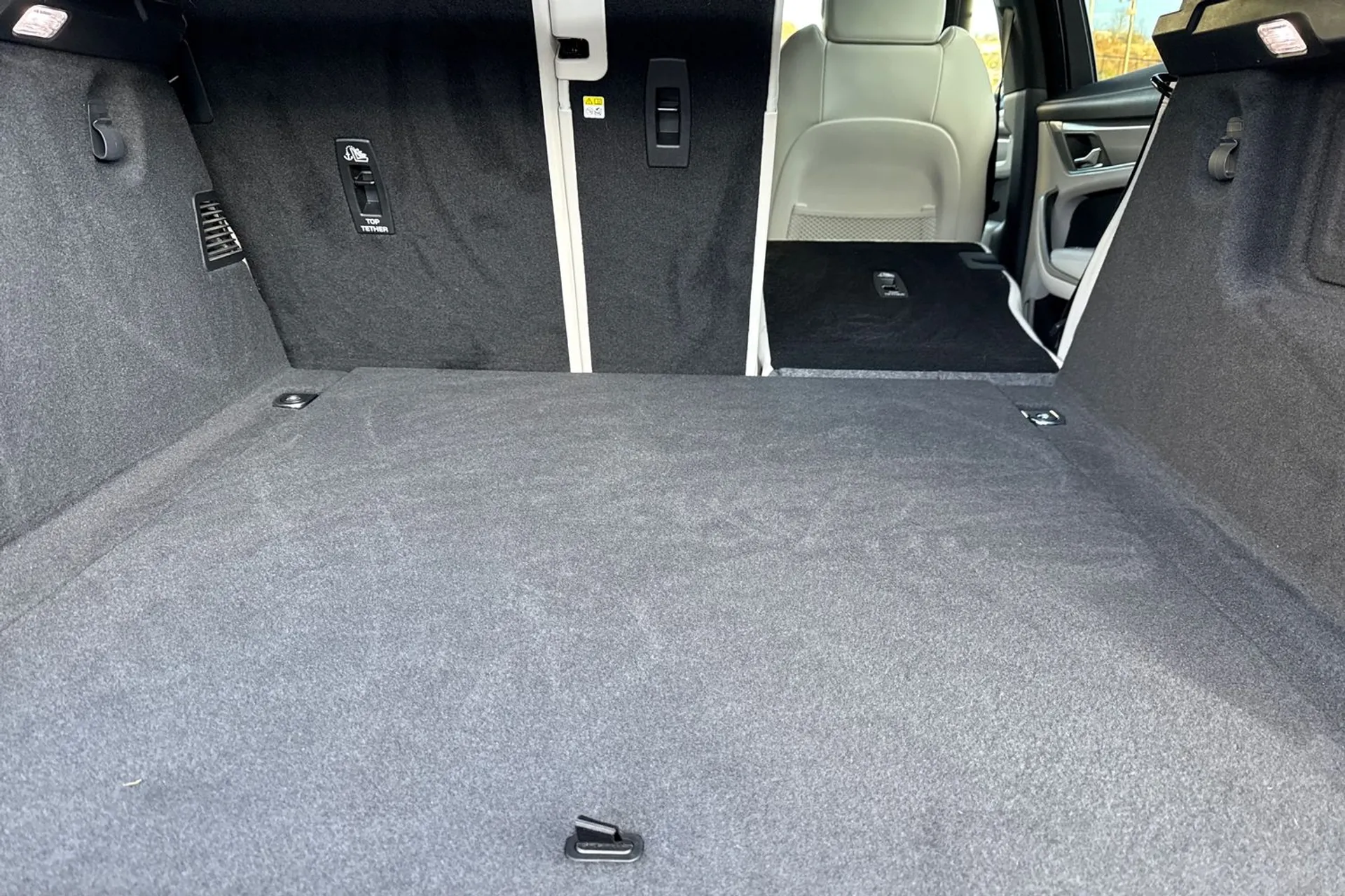 Jaguar F-PACE thumbnail image number 32